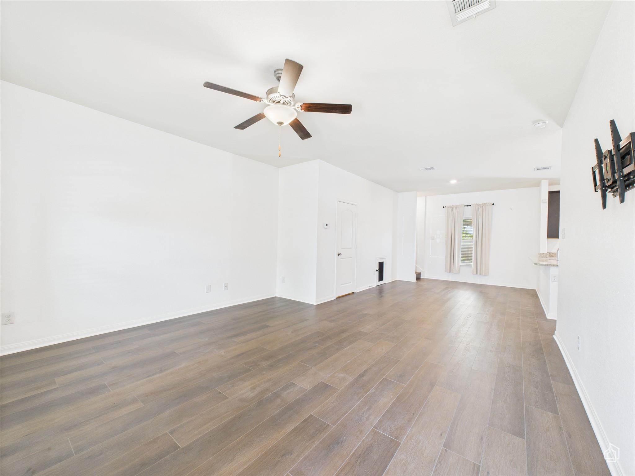 1687 Twin Estates Dr Property Photo 3