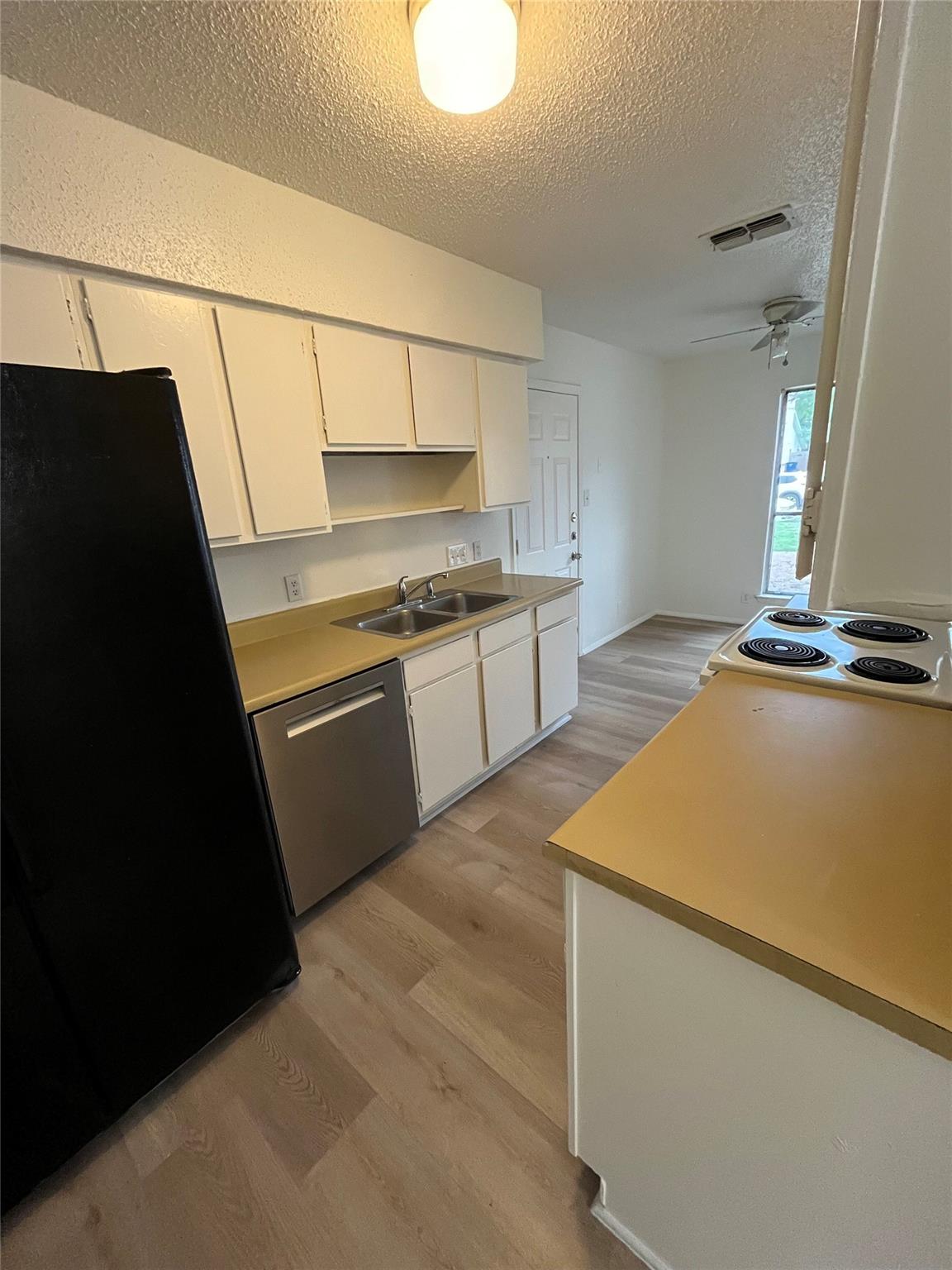 905 Fieldwood Dr #b Property Photo 12
