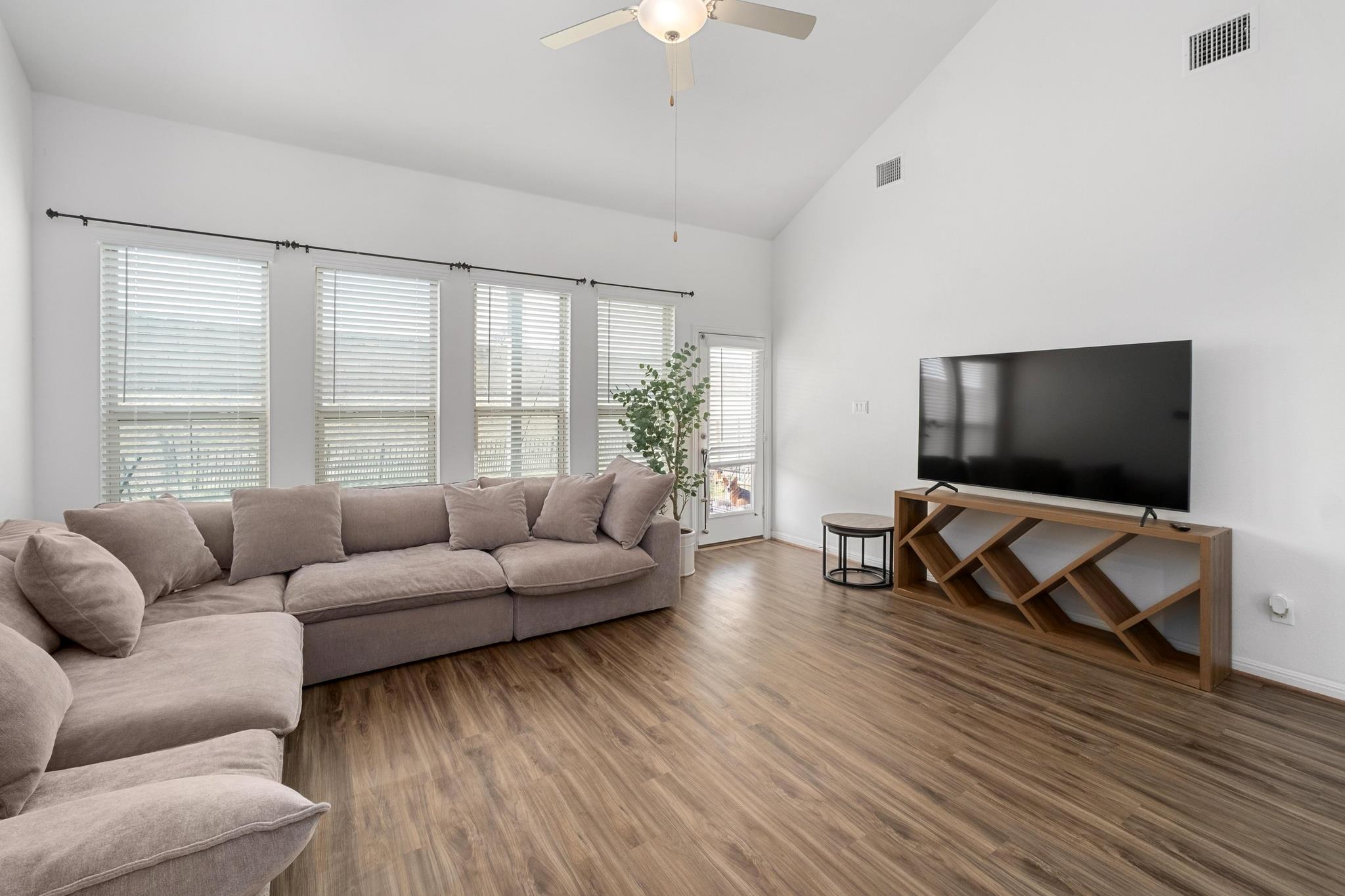 718 Hereford Loop Property Photo 10