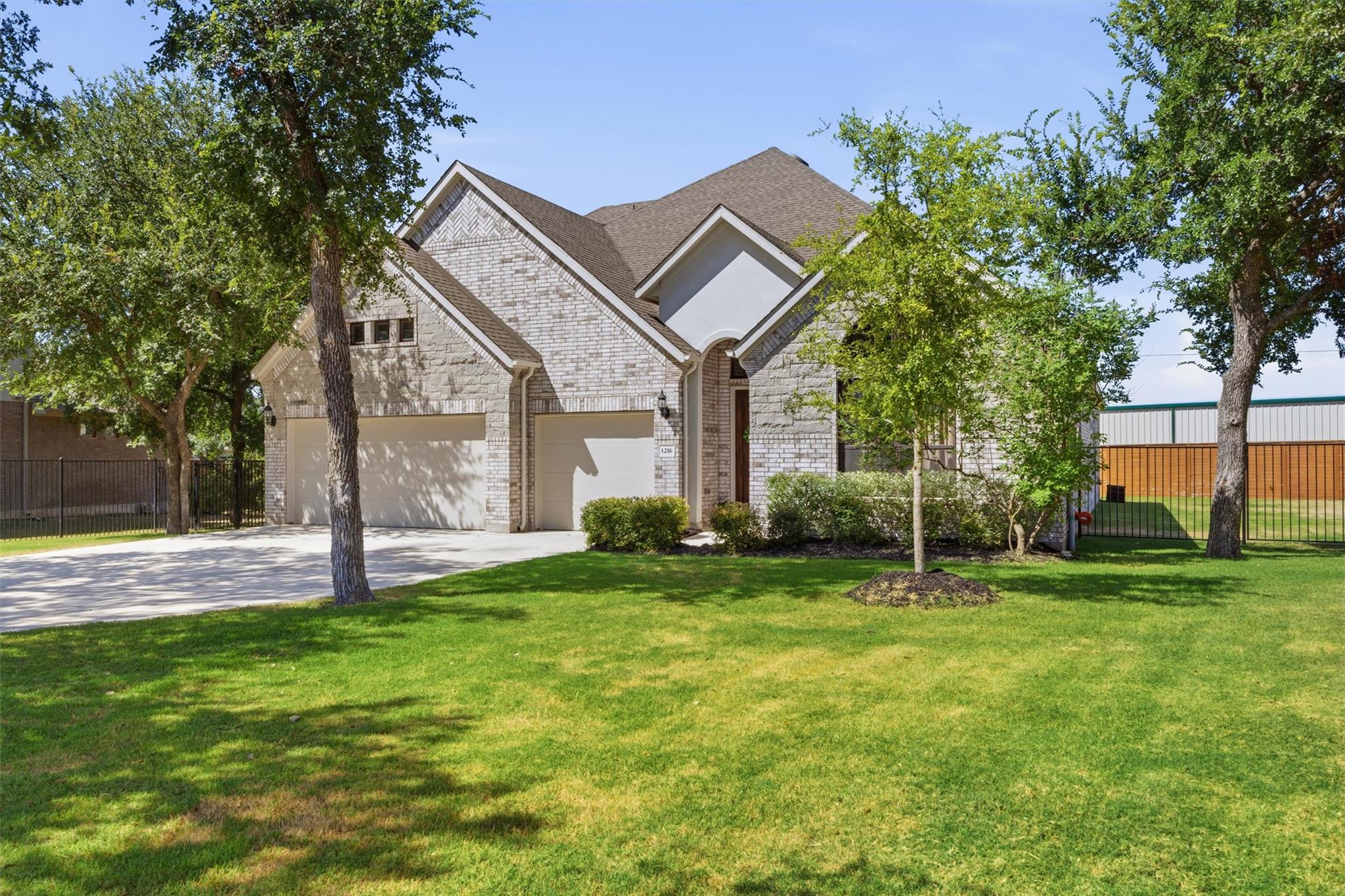 1216 Scenic Oaks Dr Property Photo 3
