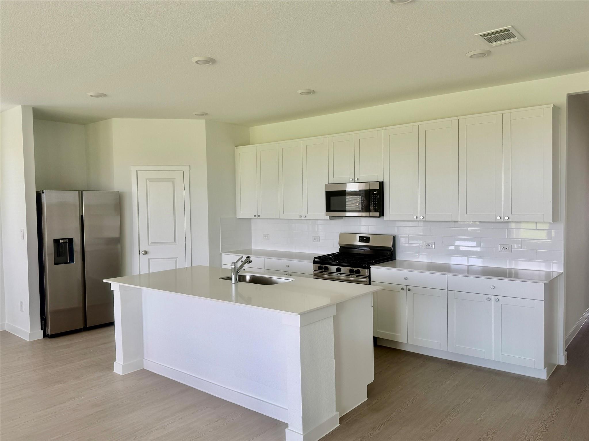 241 Seabreeze St Property Photo 4