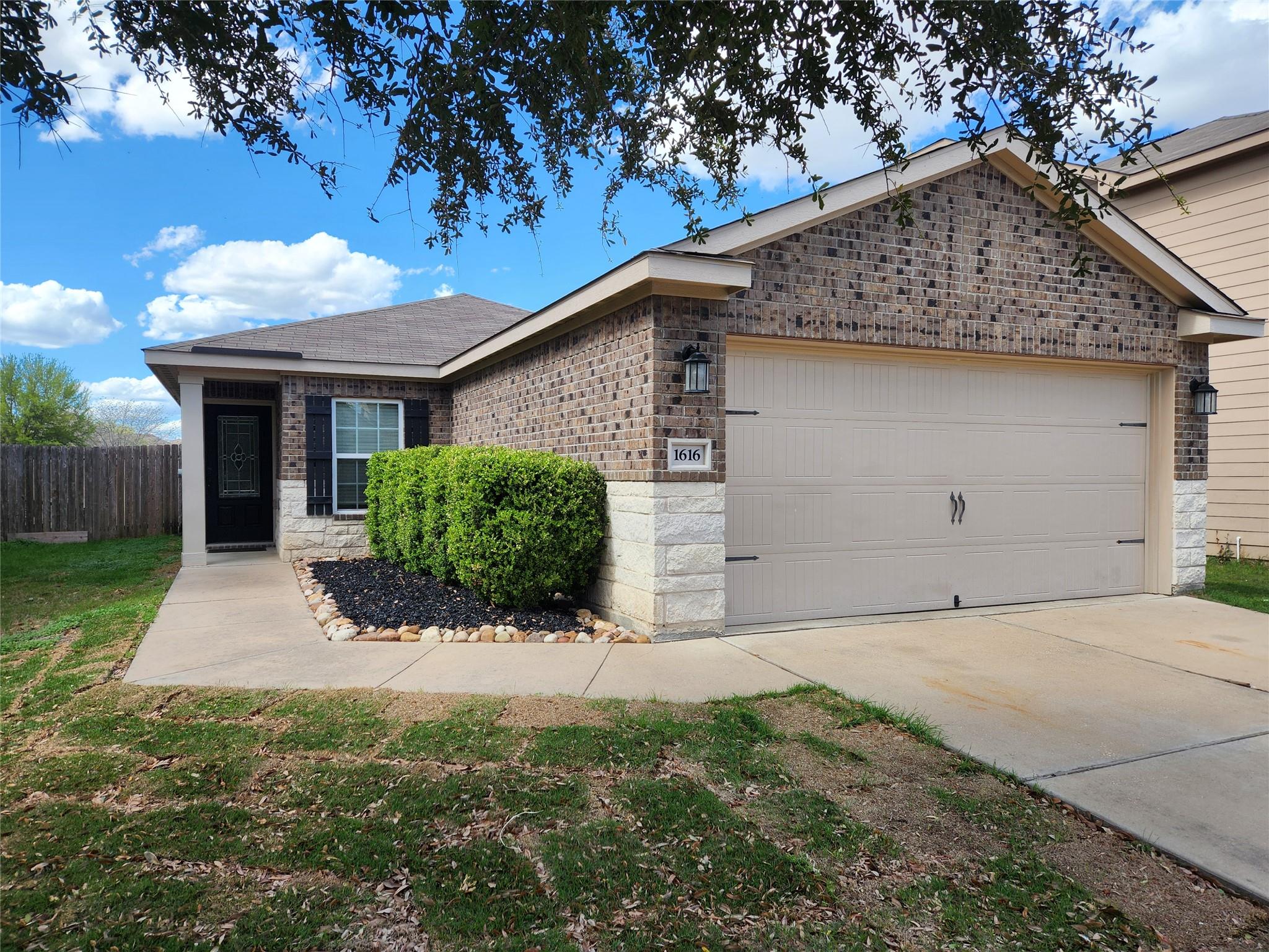 1616 Treeta Trl Property Photo 7