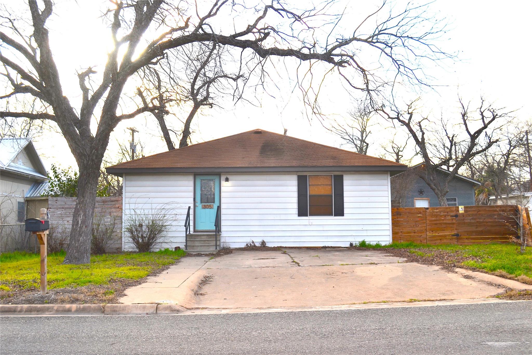 305 Branch St Property Photo