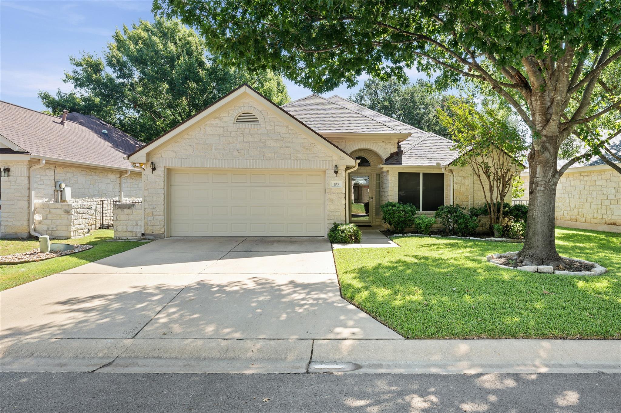 103 Village Dr Property Photo 1