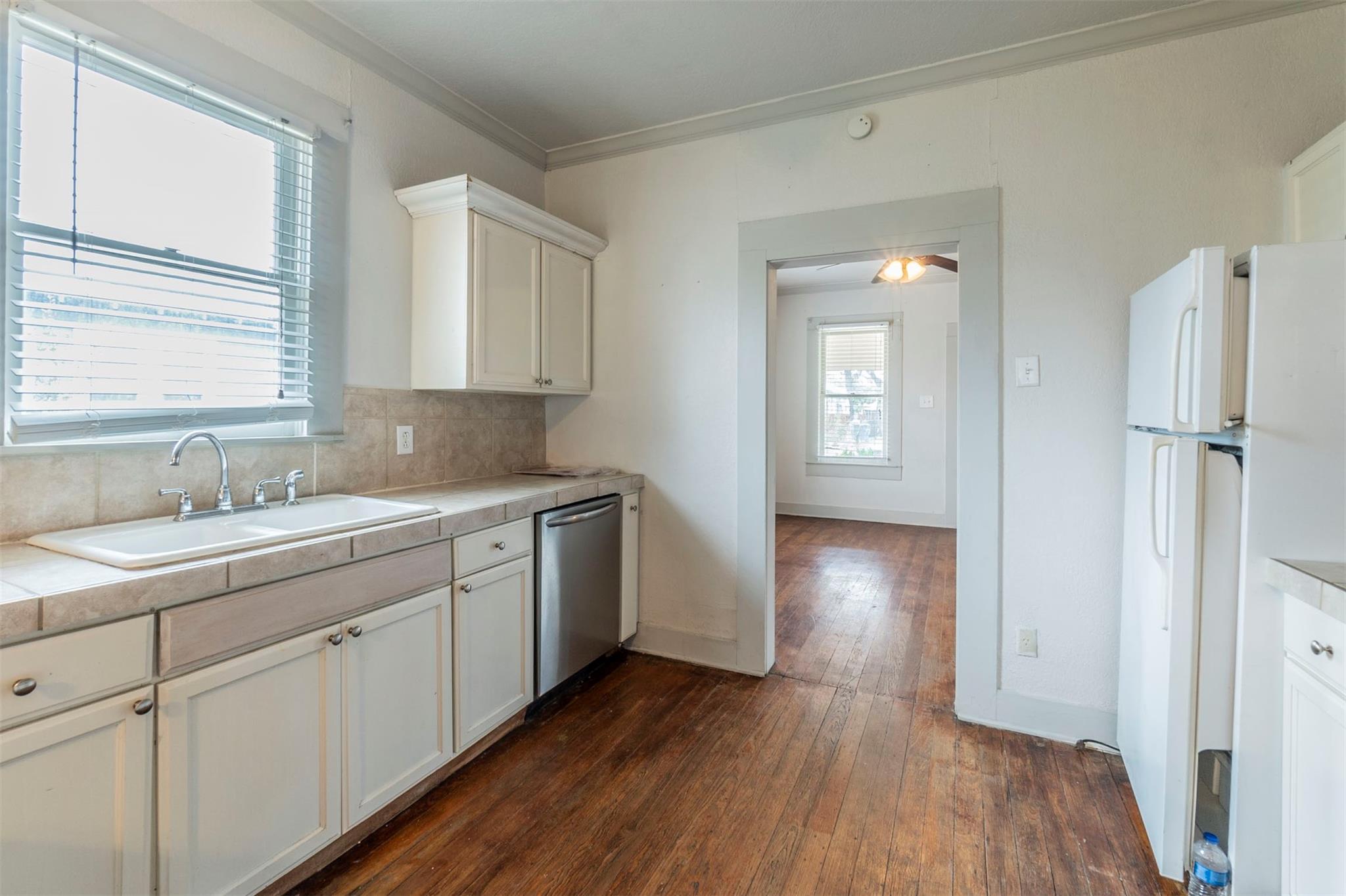 1222 W Mill St Property Photo 4