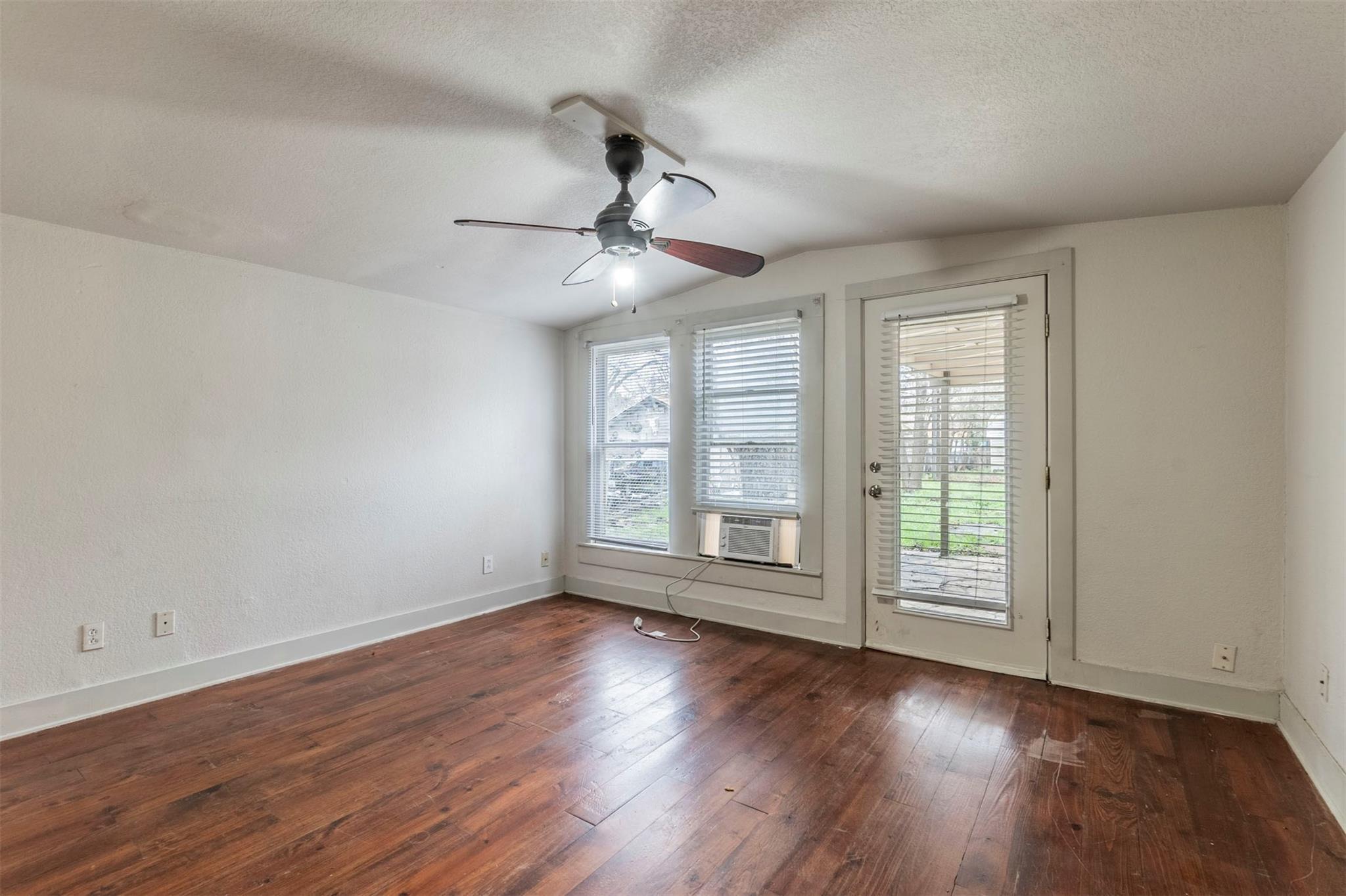 1222 W Mill St Property Photo 6