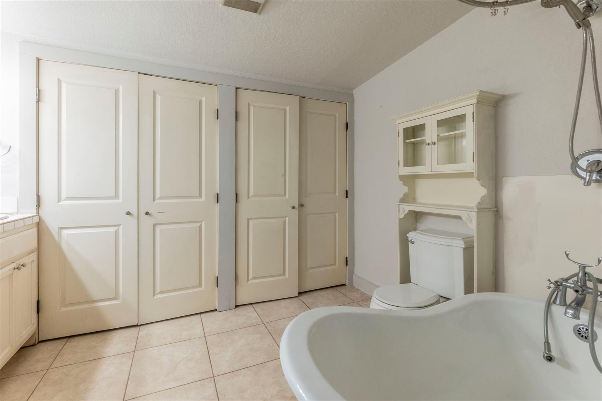 1222 W Mill St Property Photo 8