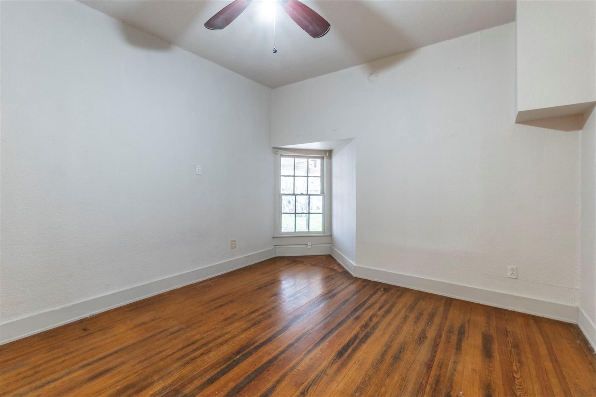 1222 W Mill St Property Photo 9