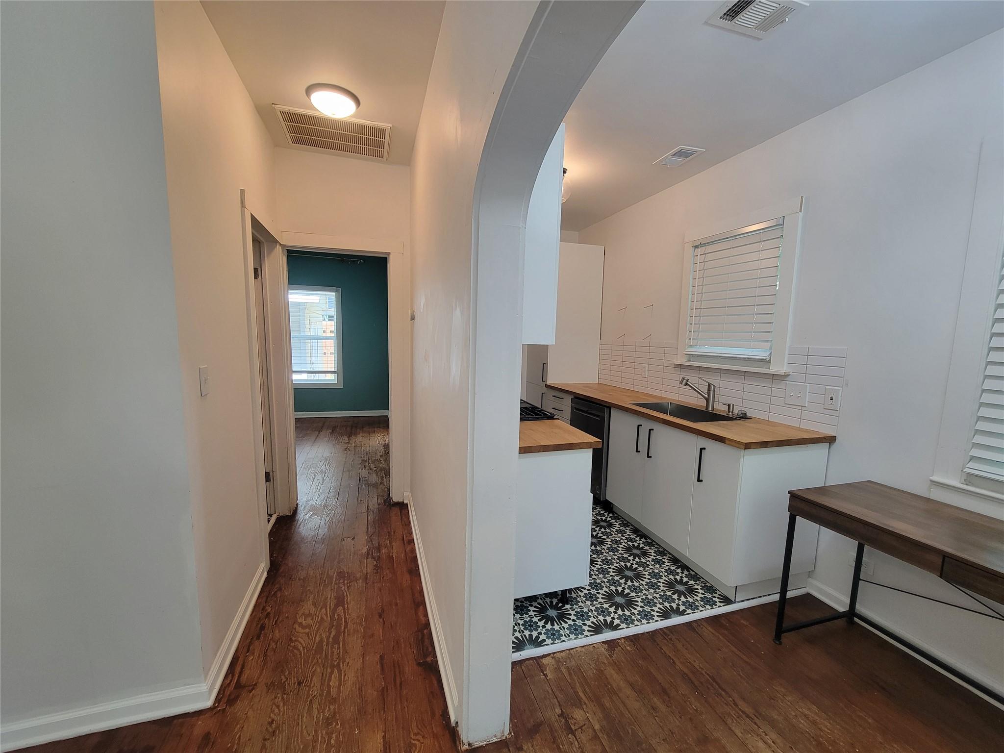 306 W 42nd St Property Photo 10