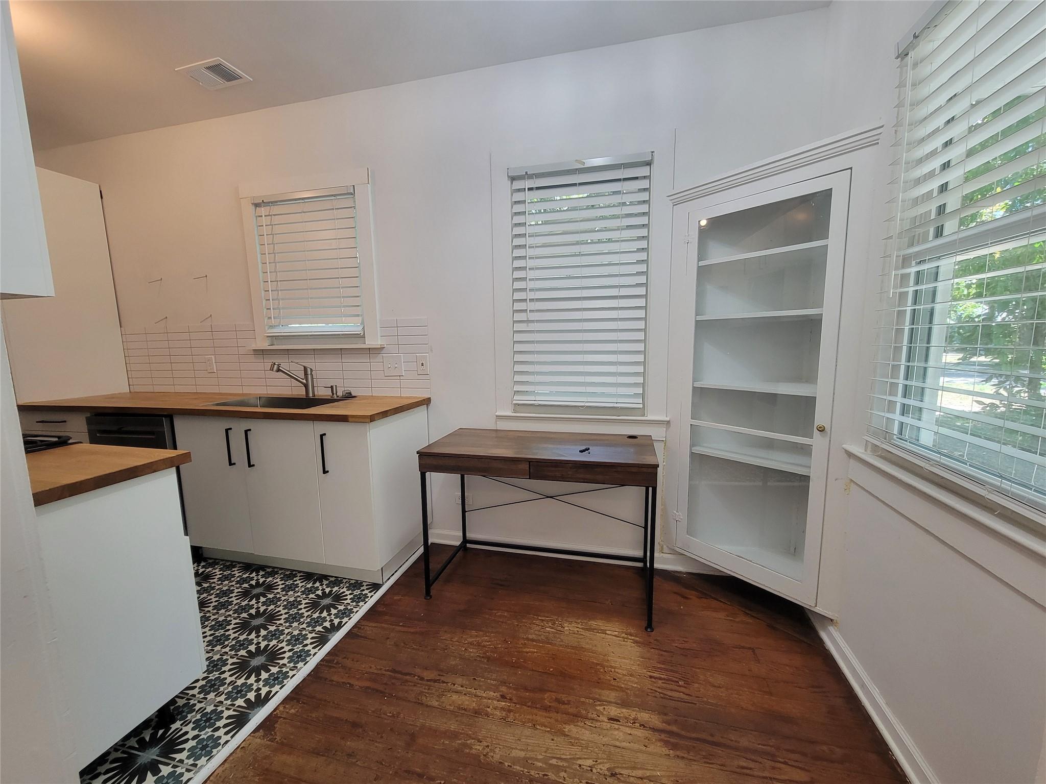 306 W 42nd St Property Photo 12