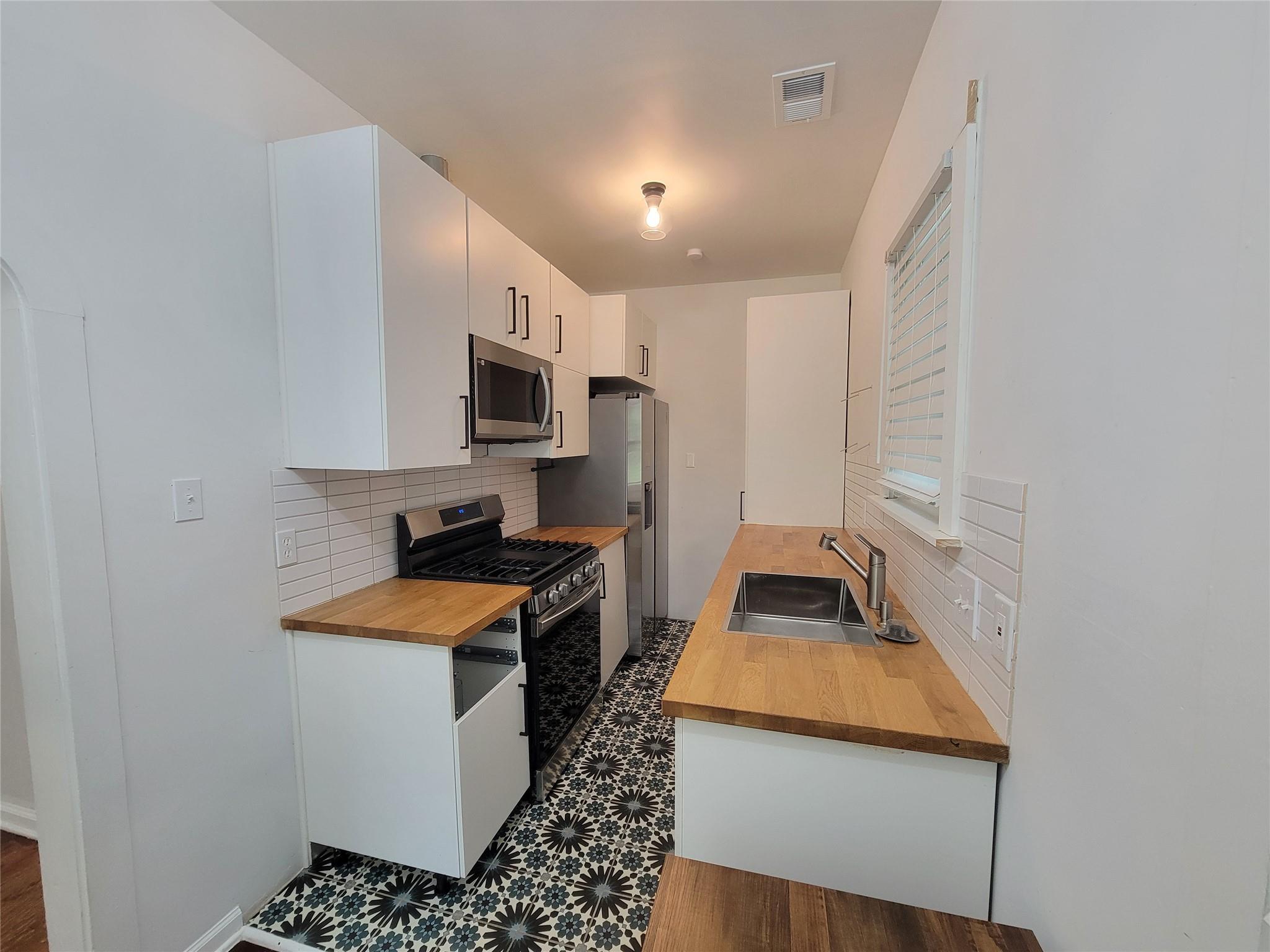 306 W 42nd St Property Photo 13