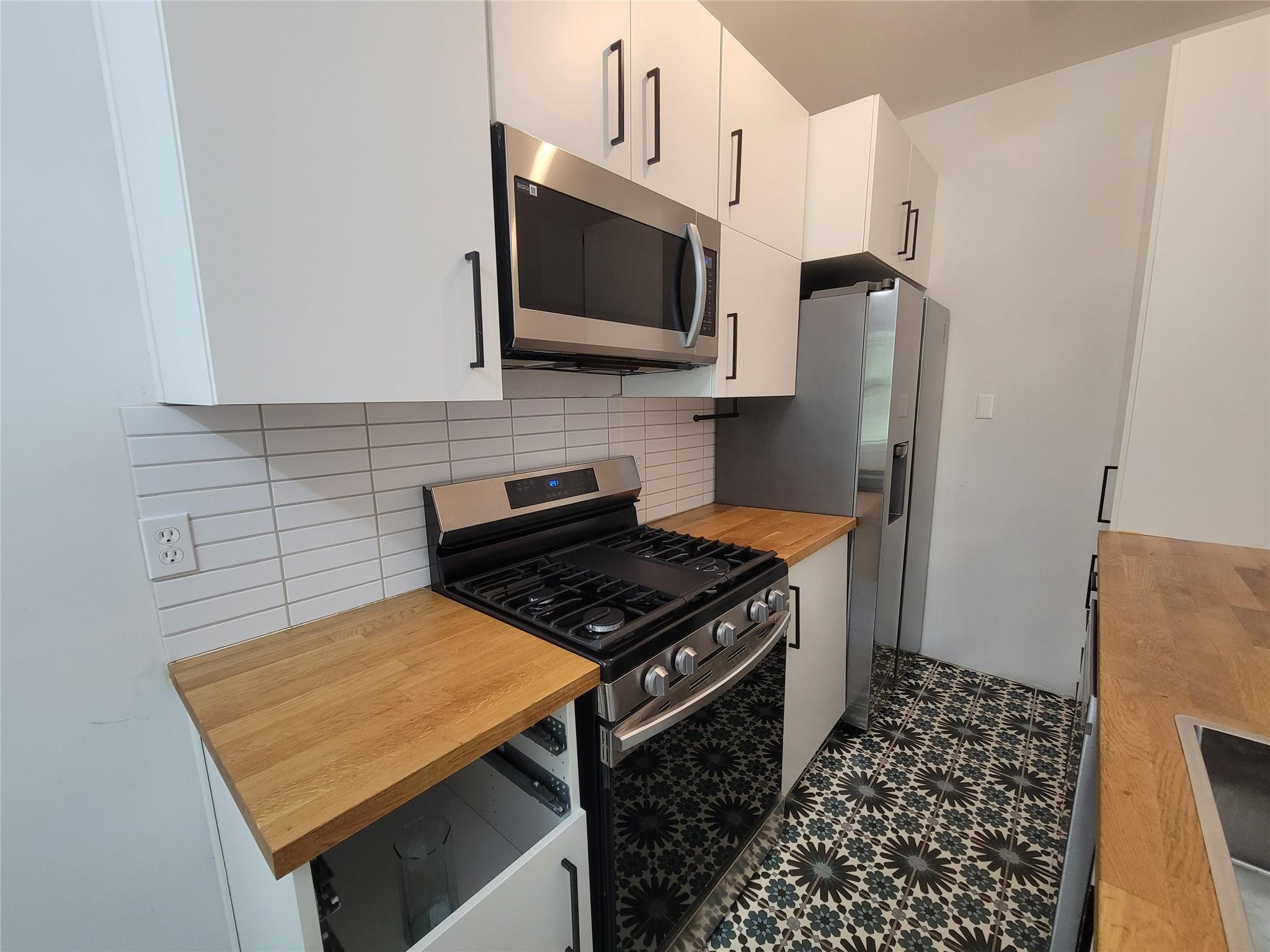 306 W 42nd St Property Photo 16