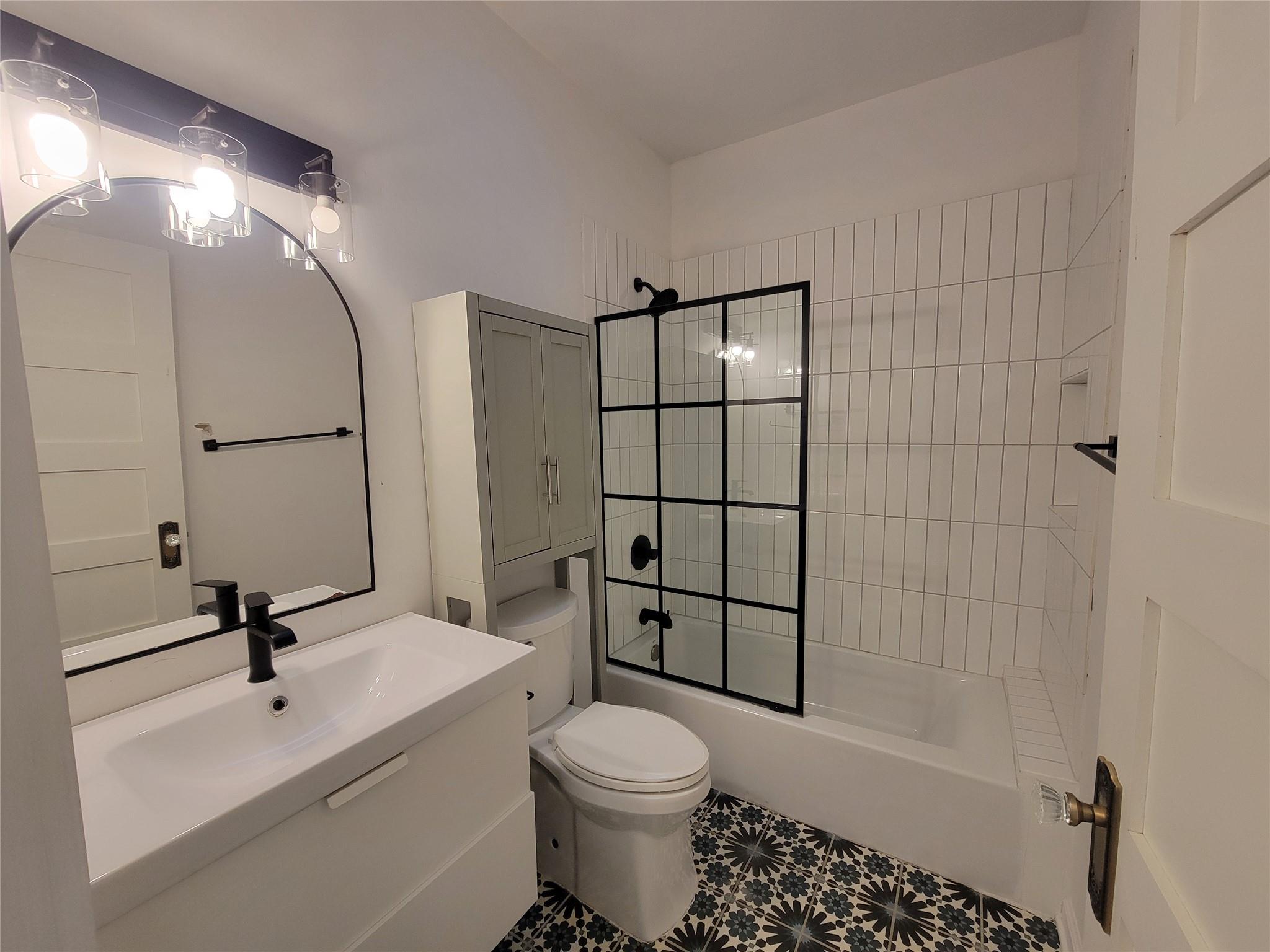 306 W 42nd St Property Photo 18