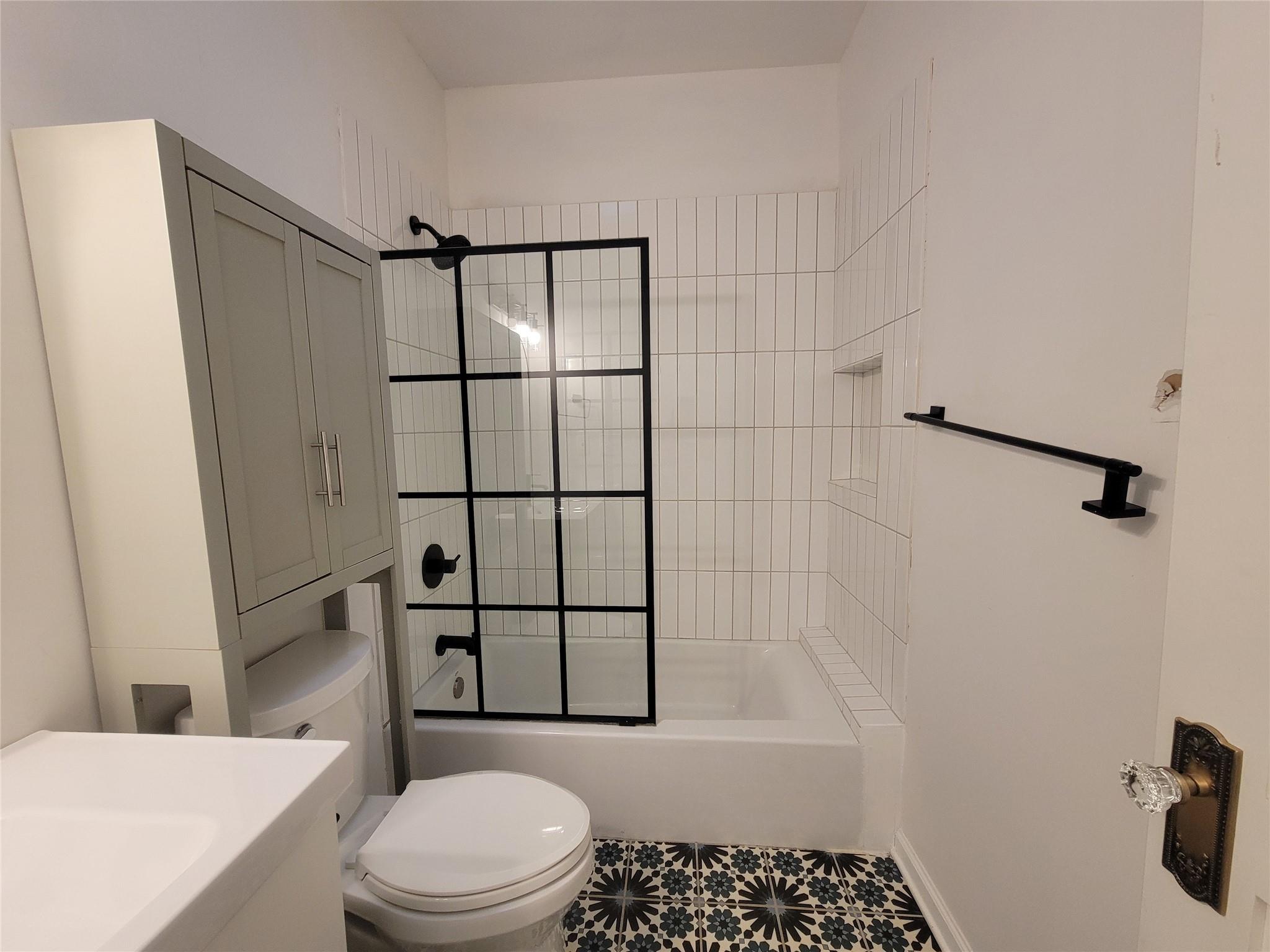 306 W 42nd St Property Photo 20