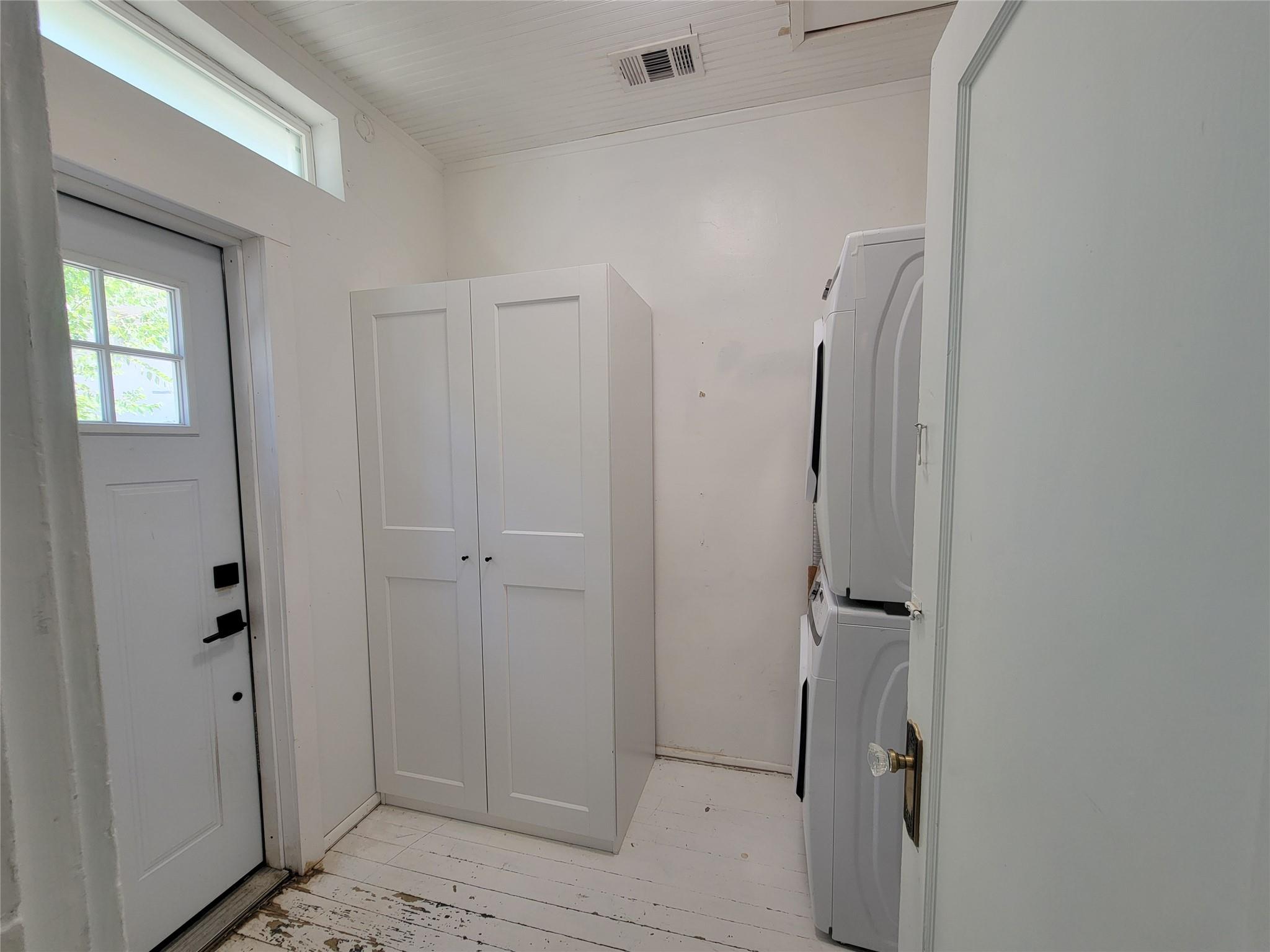 306 W 42nd St Property Photo 24