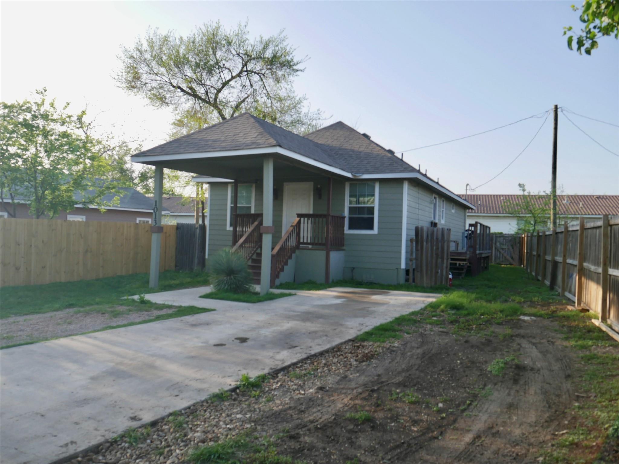 1013 Price St Property Photo 2