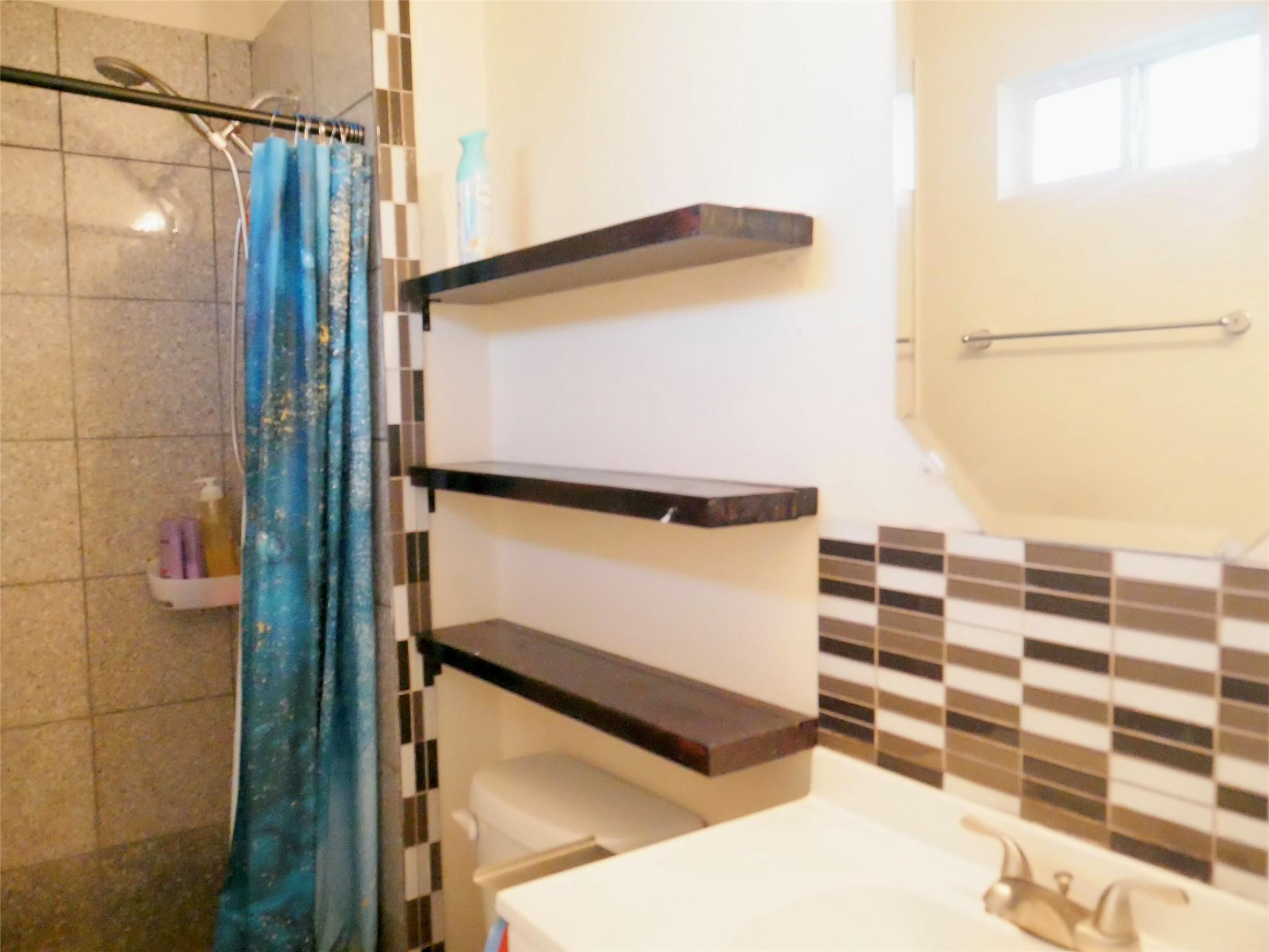 1013 Price St Property Photo 10