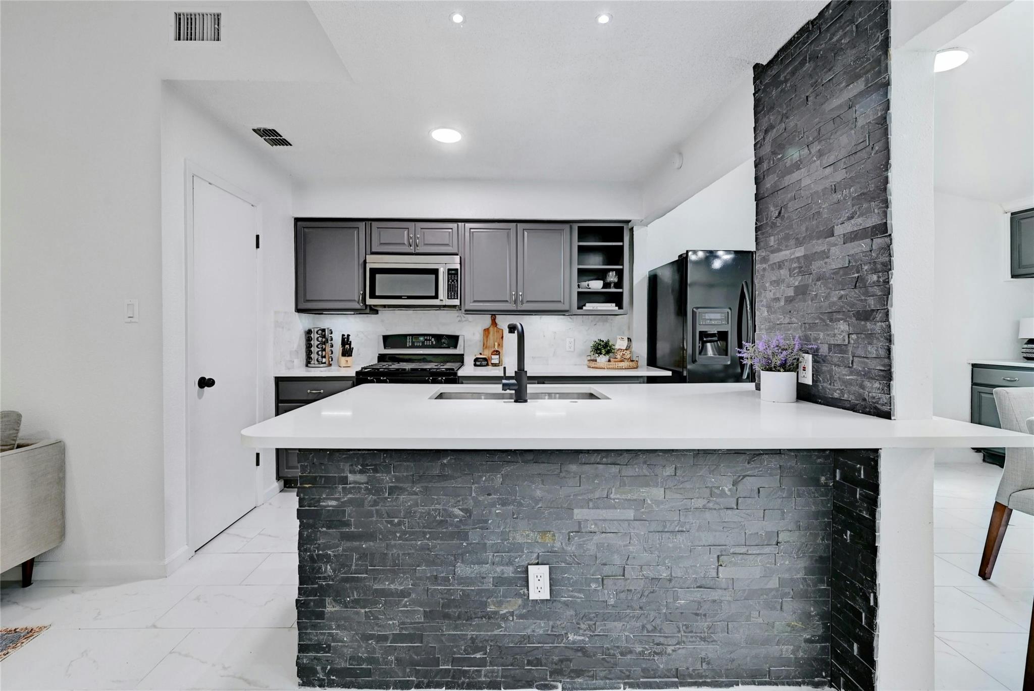 7007 Carwill Dr Property Photo