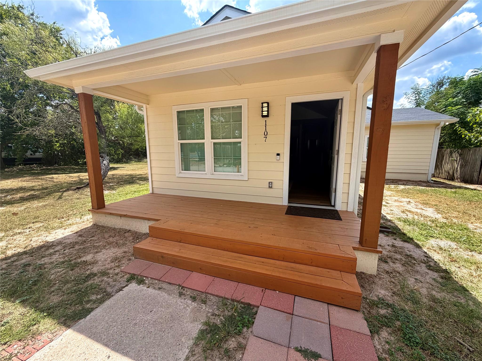 1107 Neches St Property Photo 1