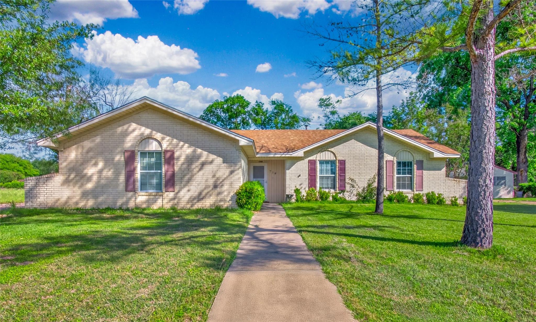 719 W Karnes Dr Property Photo 1