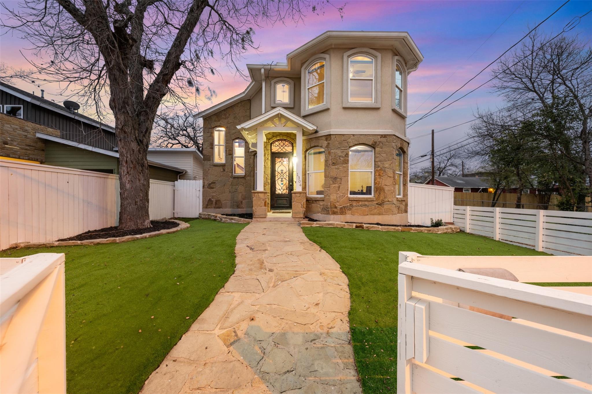 1304 Leona St Property Photo 1