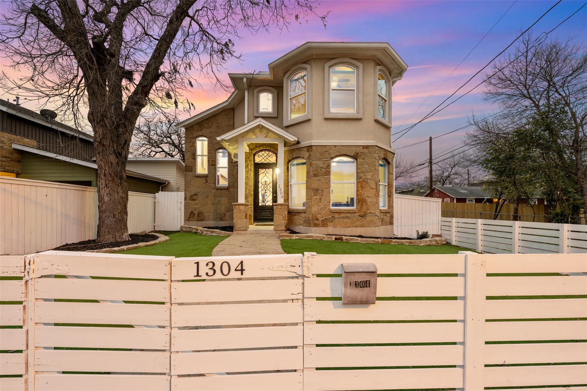 1304 Leona St Property Photo 3