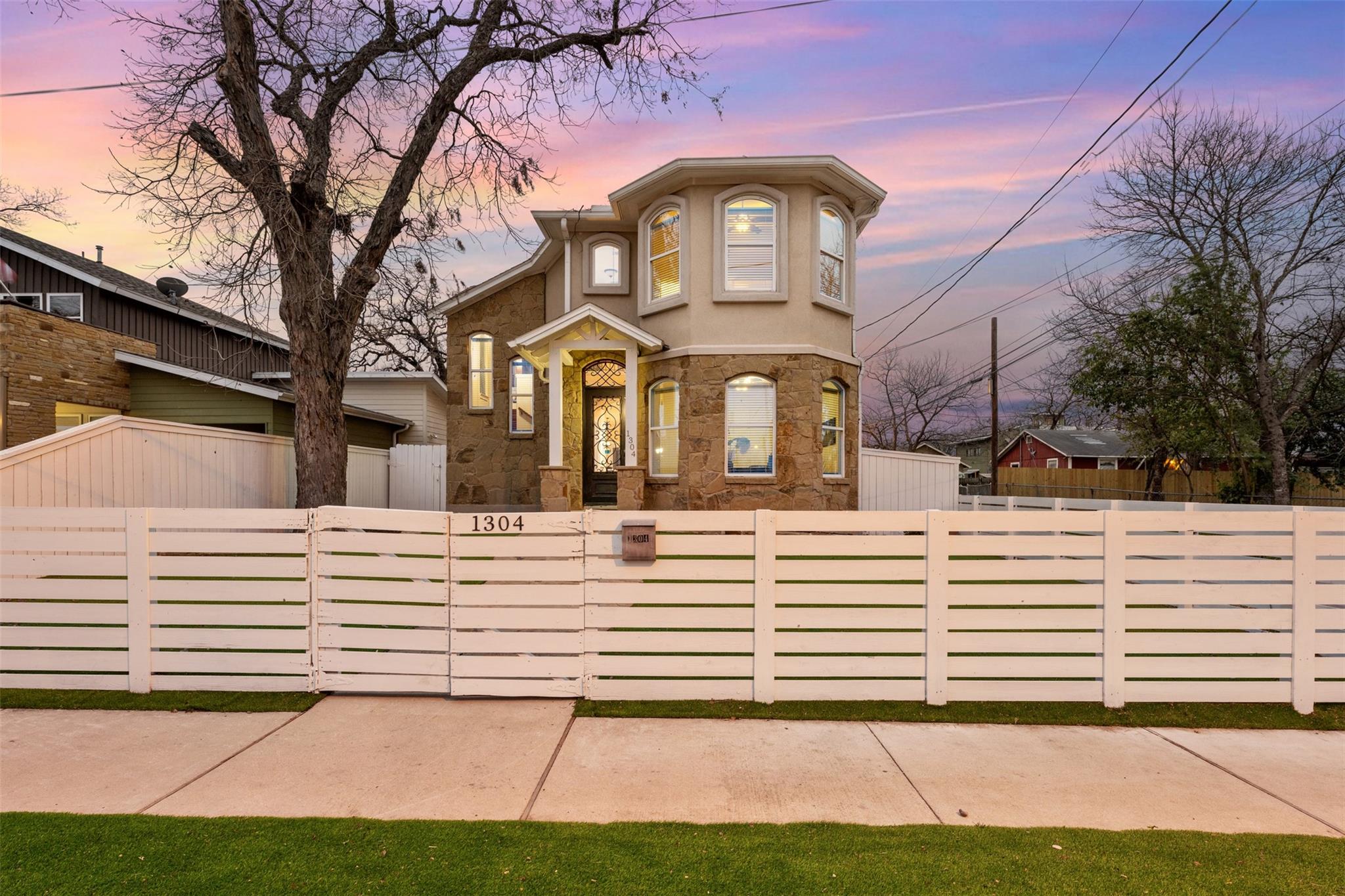 1304 Leona St Property Photo 4