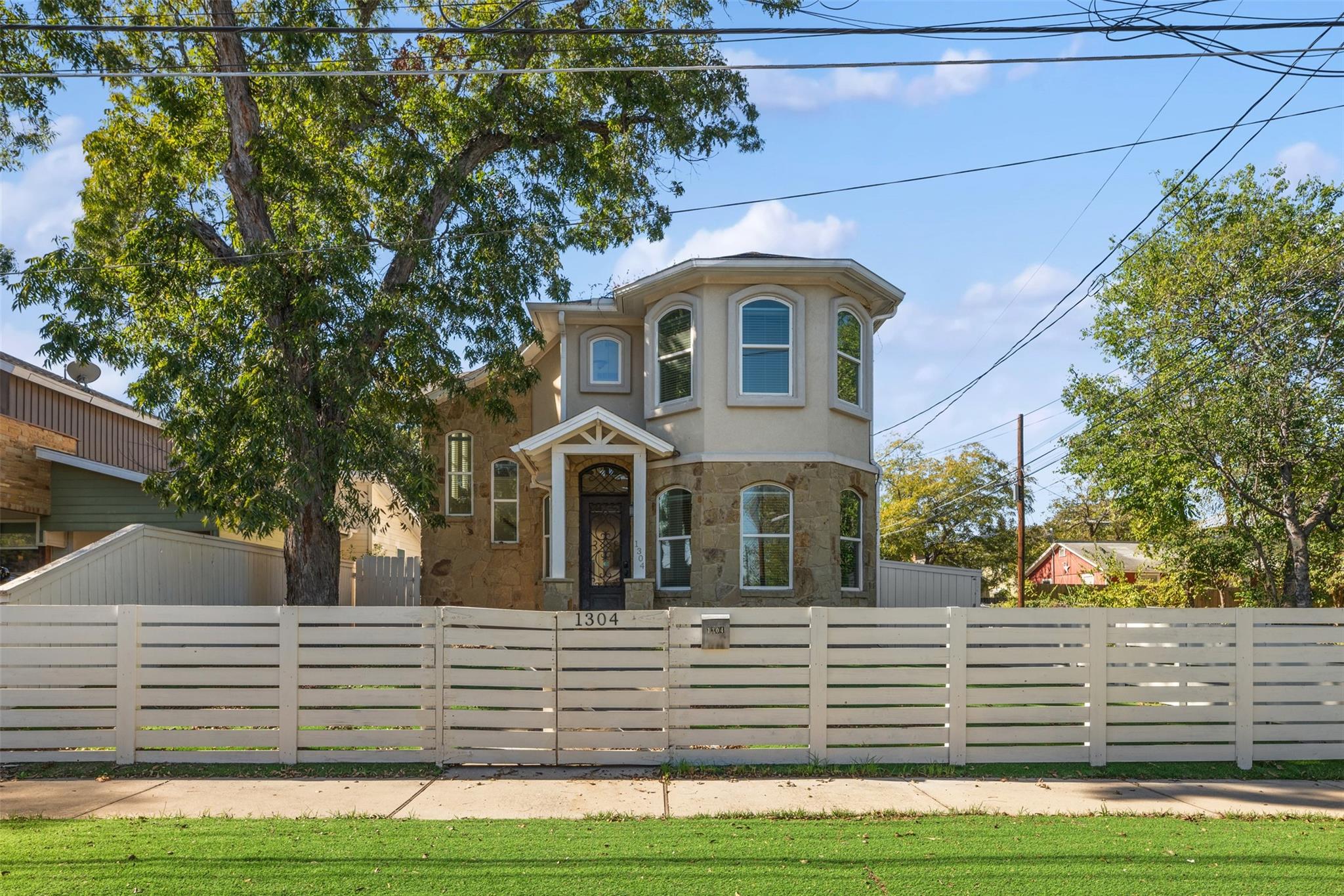 1304 Leona St Property Photo 5
