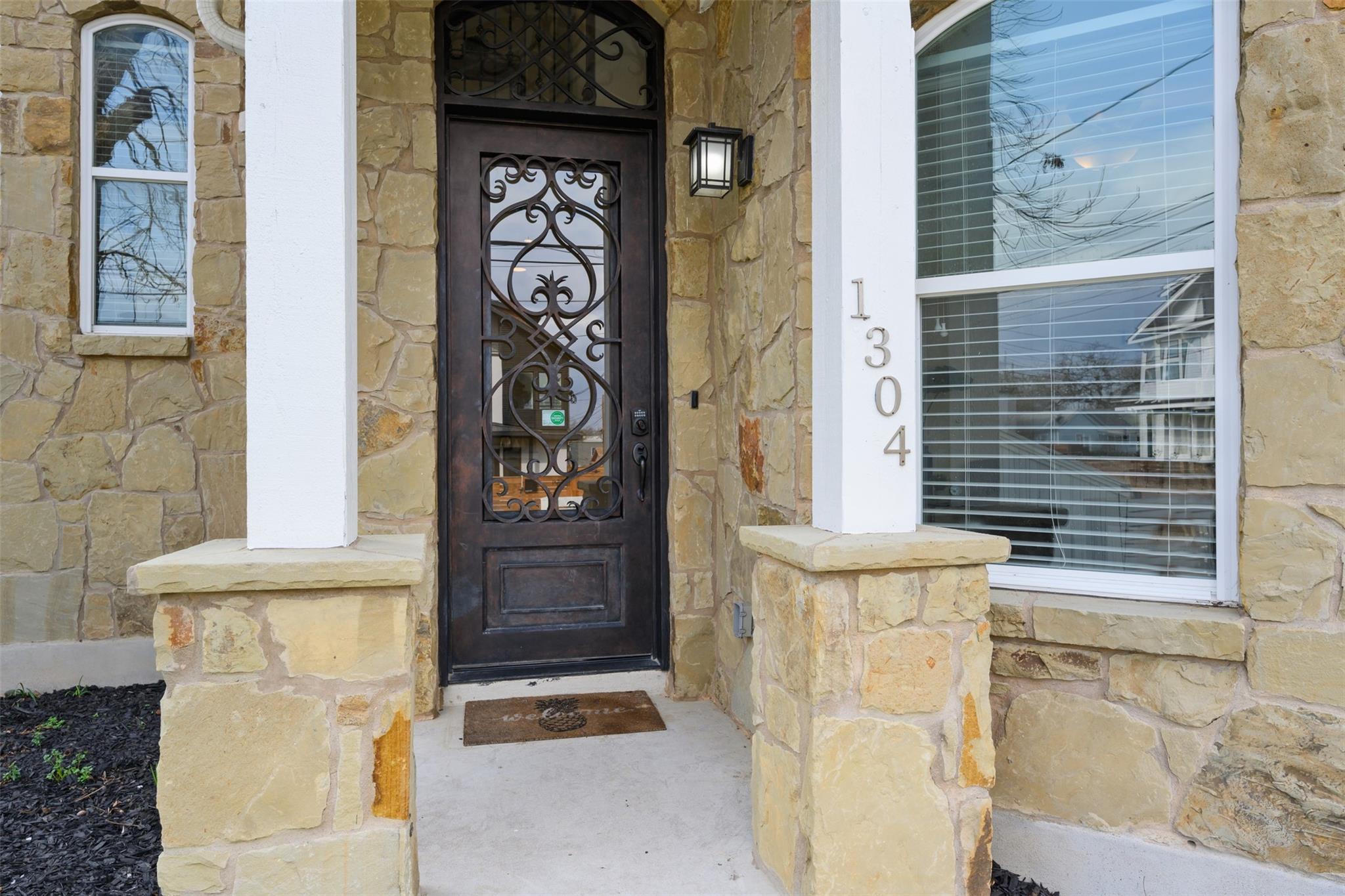 1304 Leona St Property Photo 6