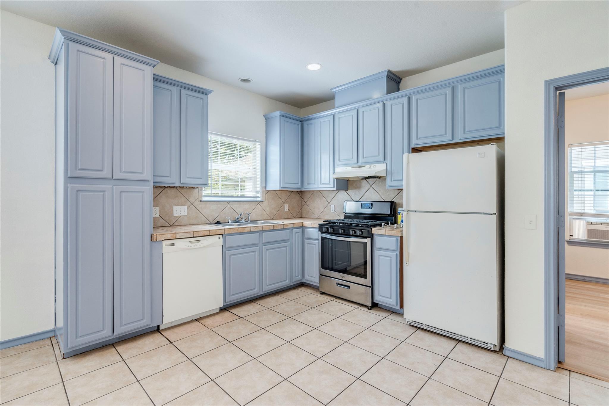 5503 Duval St #b Property Photo 5