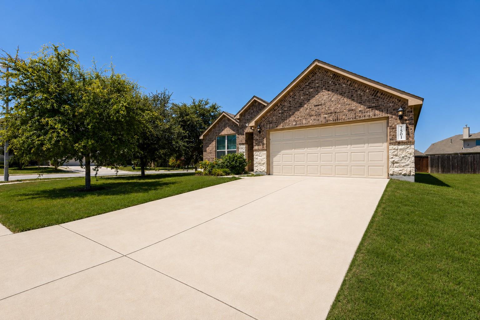 7501 Lombardy Loop Property Photo 3