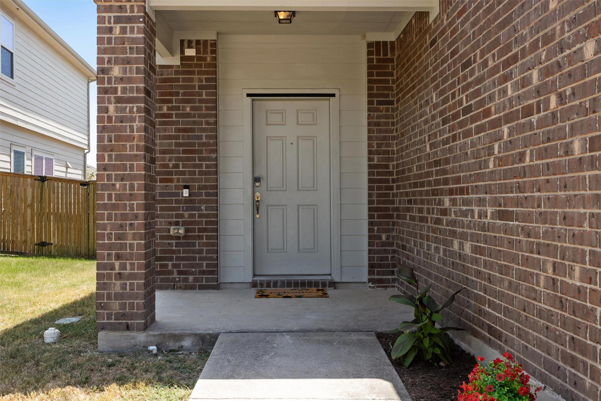 400 Circle Way Property Photo 3