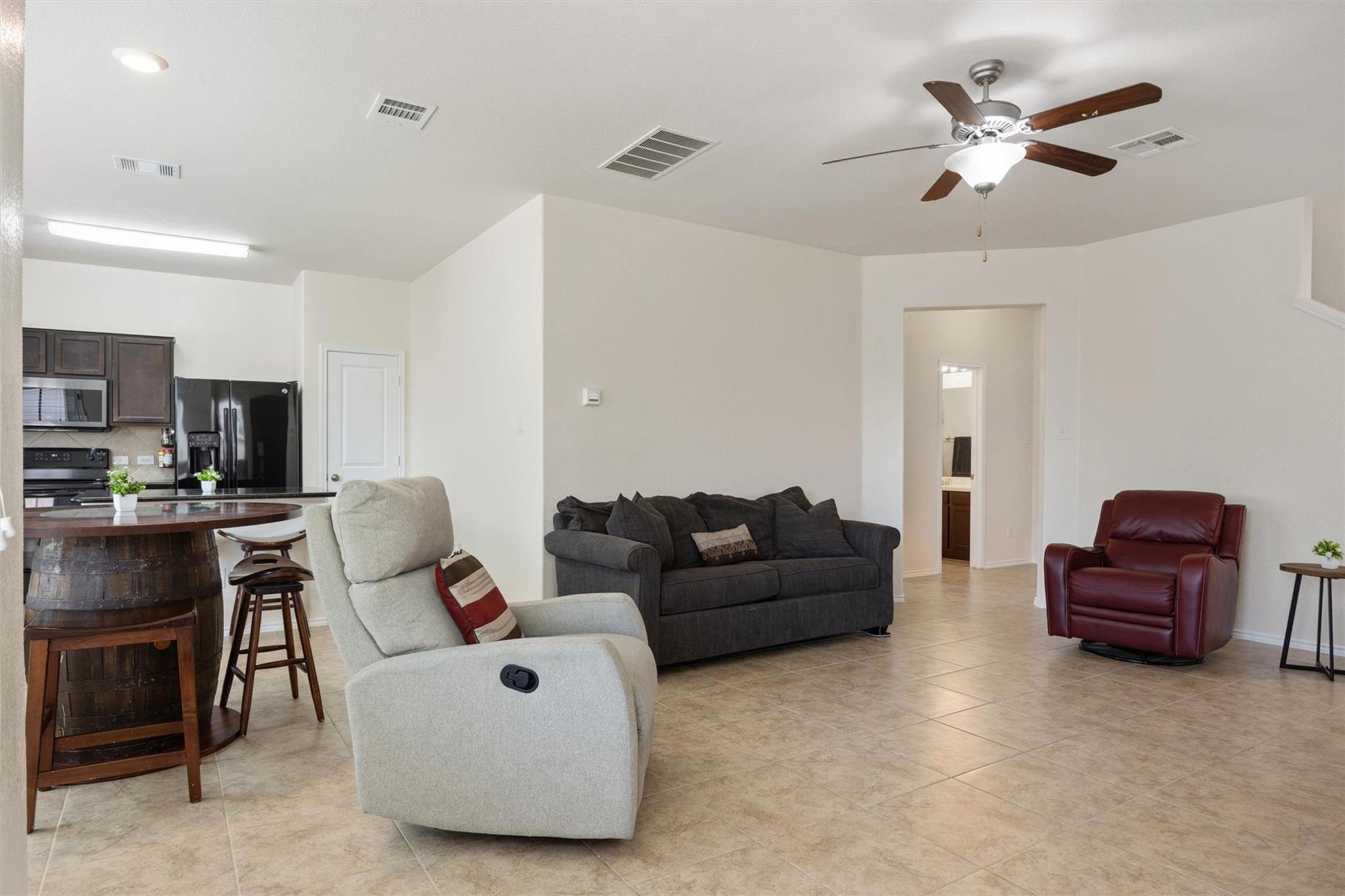 400 Circle Way Property Photo 5