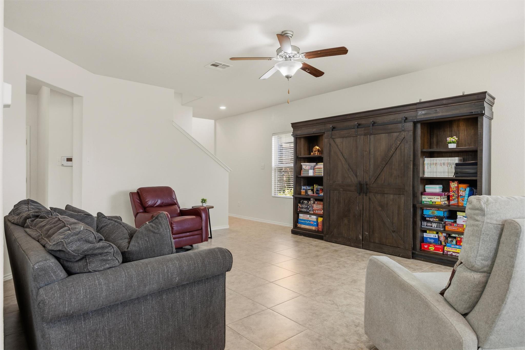 400 Circle Way Property Photo 6