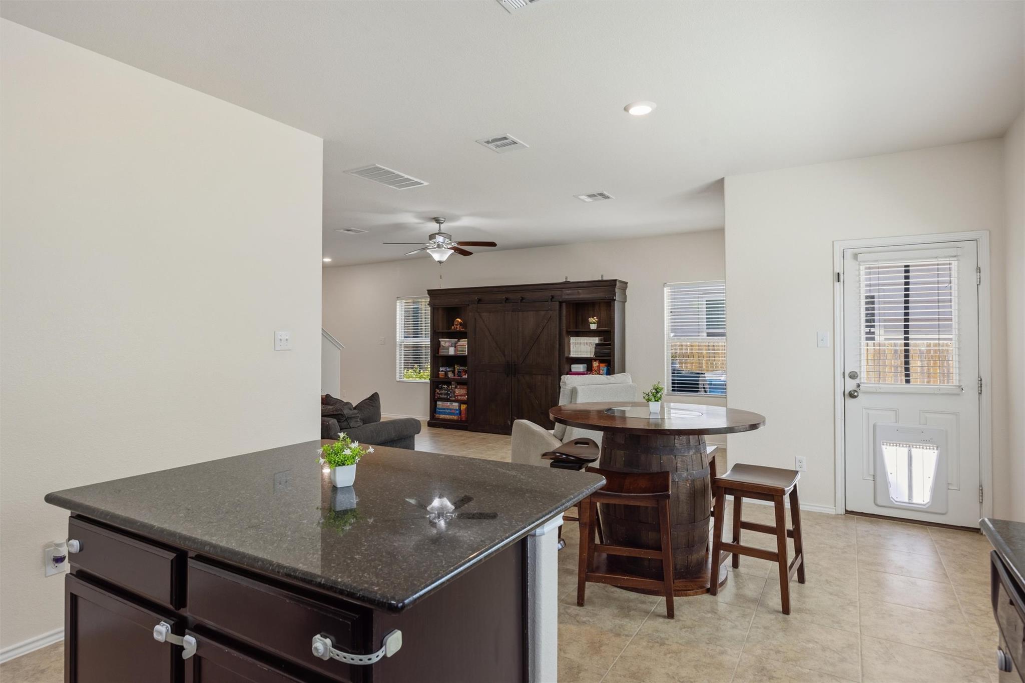 400 Circle Way Property Photo 10