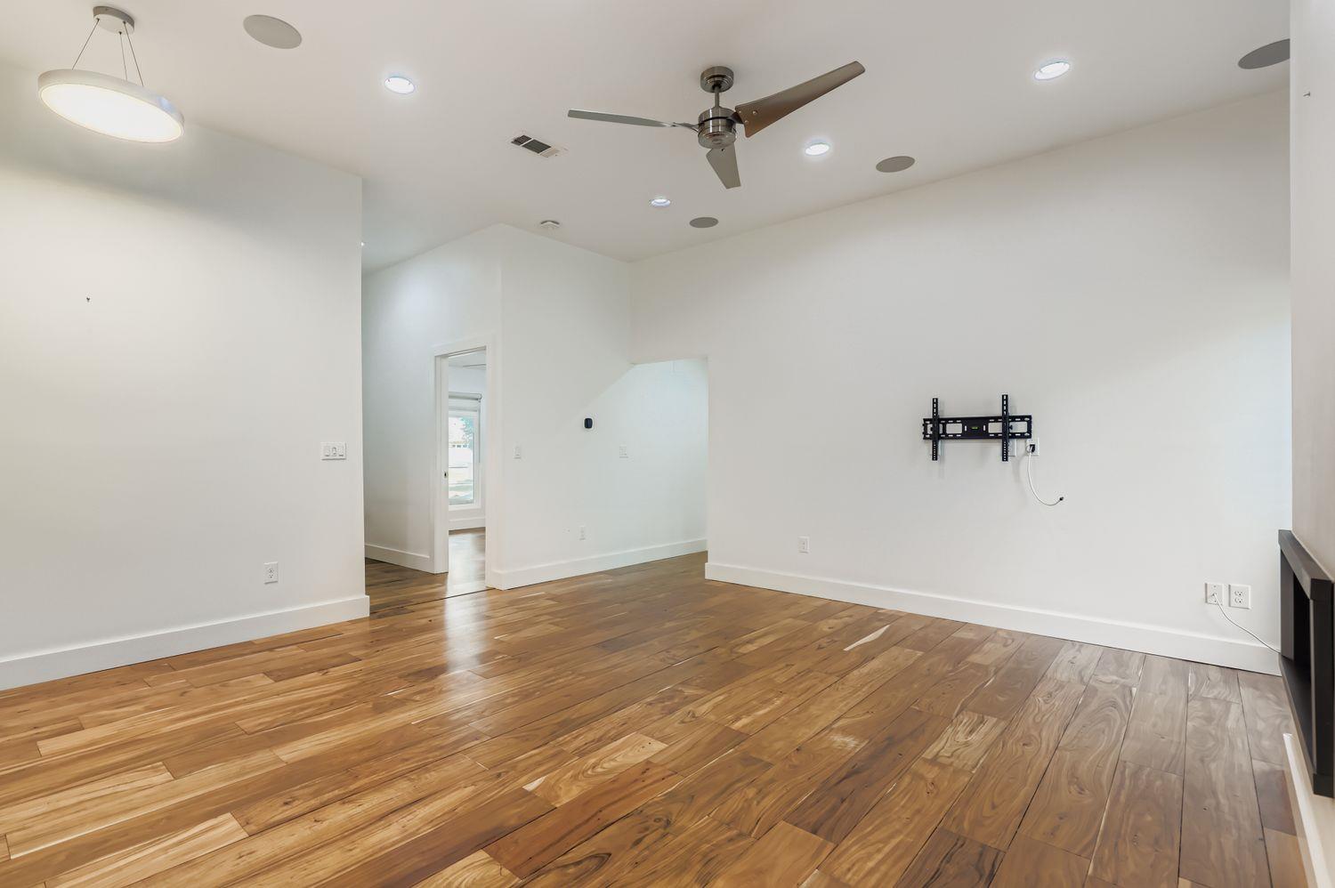 11810 Charing Cross Rd Property Photo 7