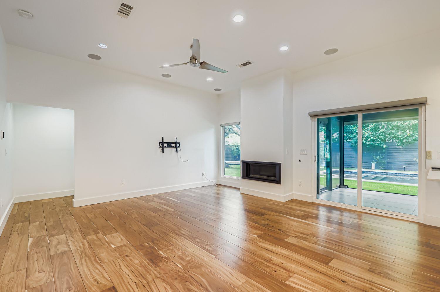 11810 Charing Cross Rd Property Photo 8