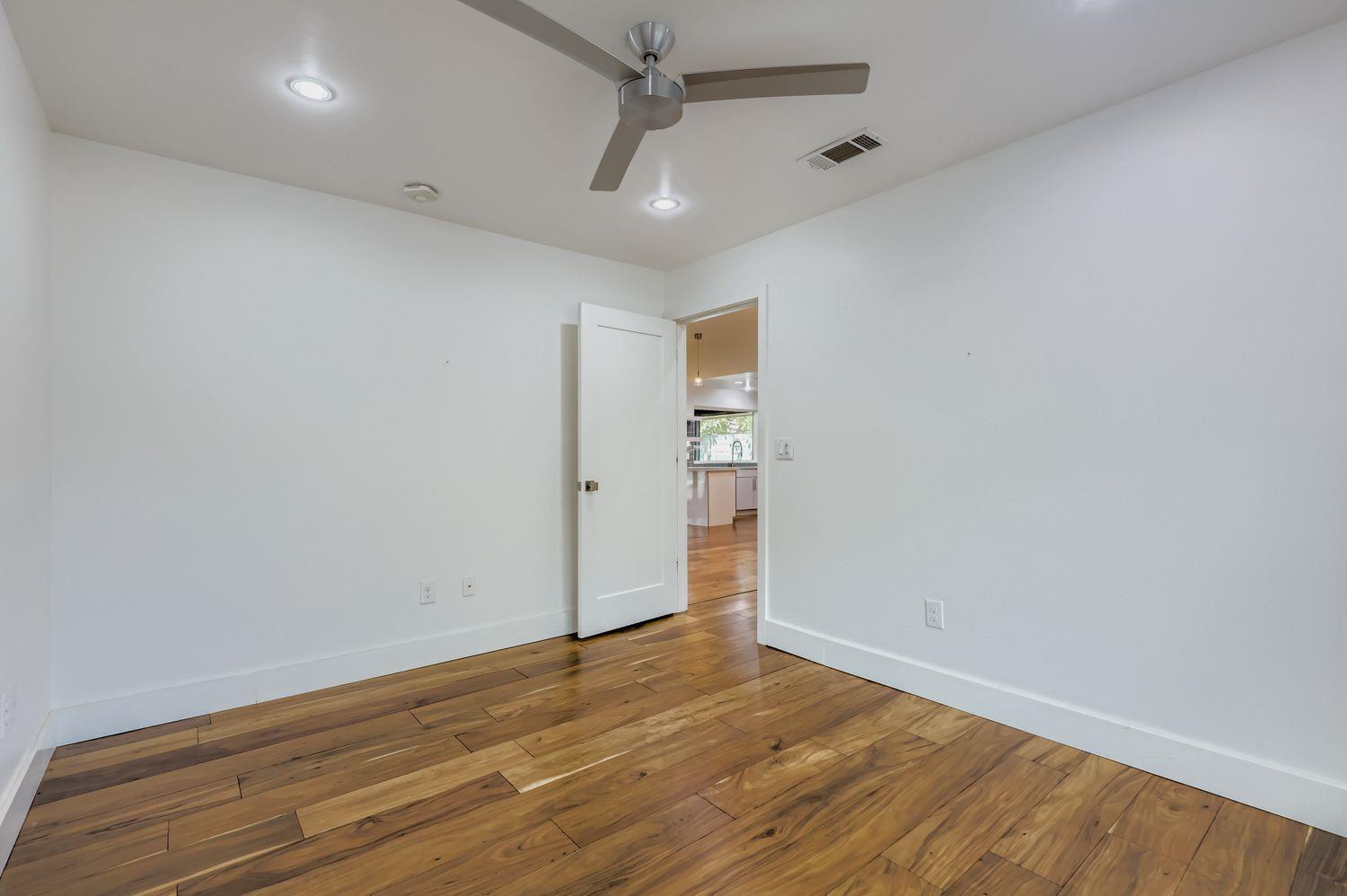 11810 Charing Cross Rd Property Photo 17