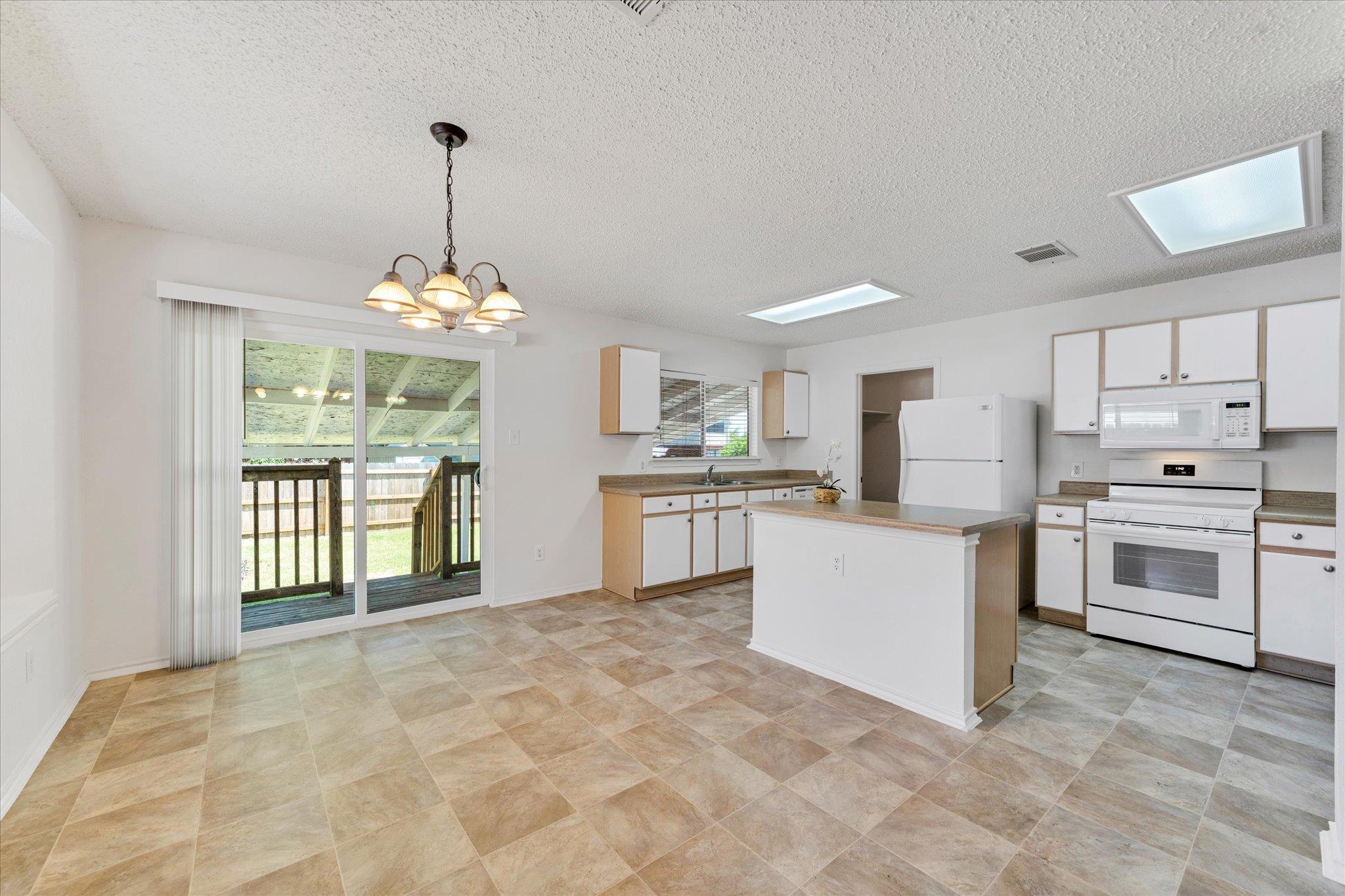 3602 Meadow Park Dr Property Photo 7
