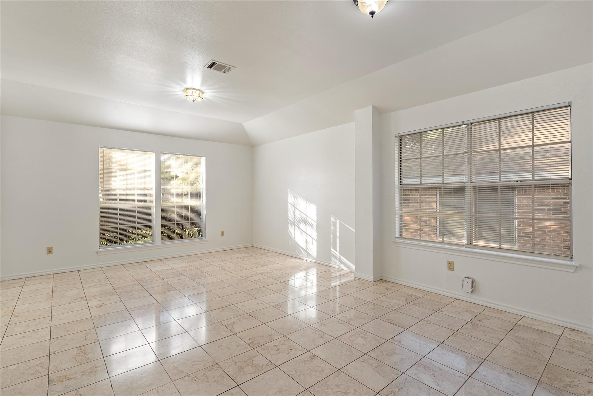 13216 Bennington Ln Property Photo 3