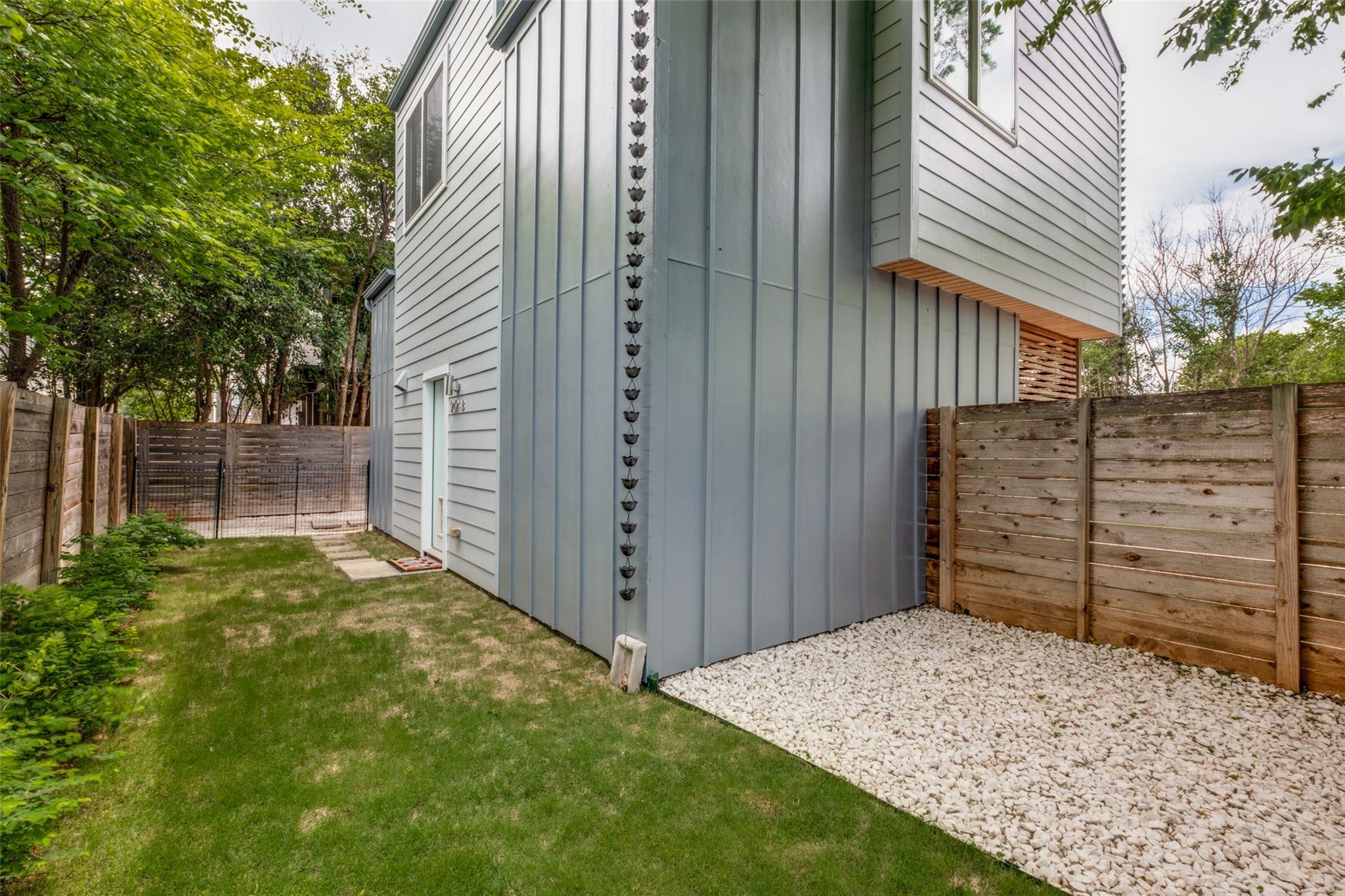 919 E 51st St #b Property Photo 3