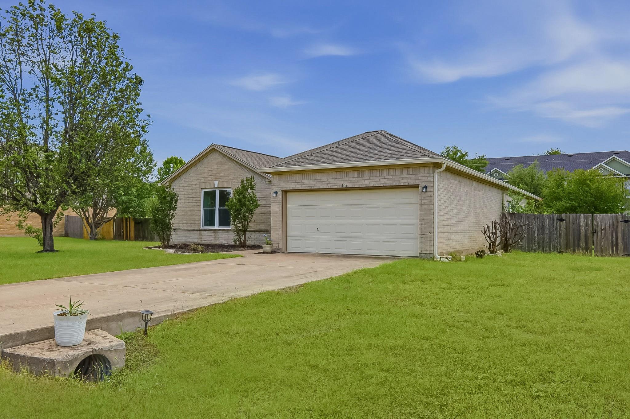 109 Silver Lace Ln Property Photo 4