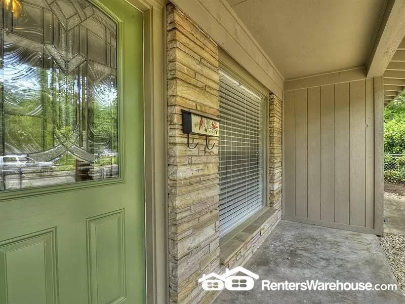 717 Landon Ln Property Photo 3