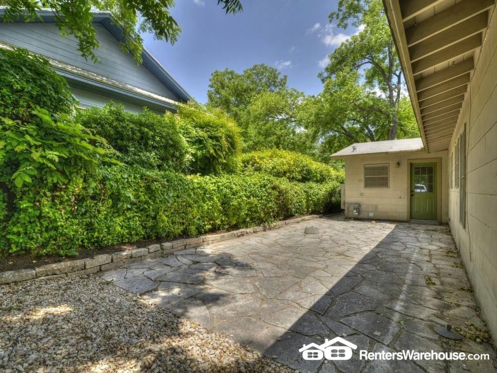 717 Landon Ln Property Photo 5