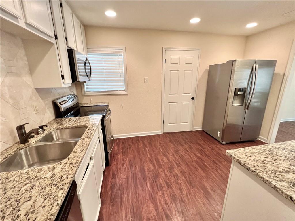 717 Landon Ln Property Photo 12