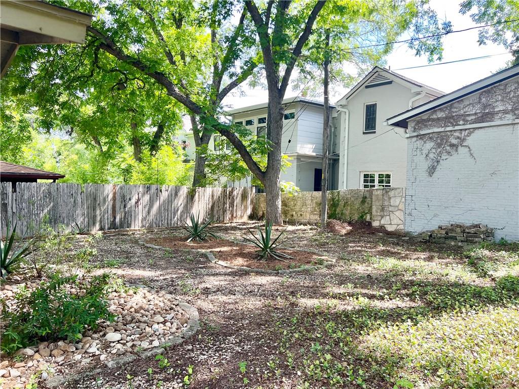717 Landon Ln Property Photo 19