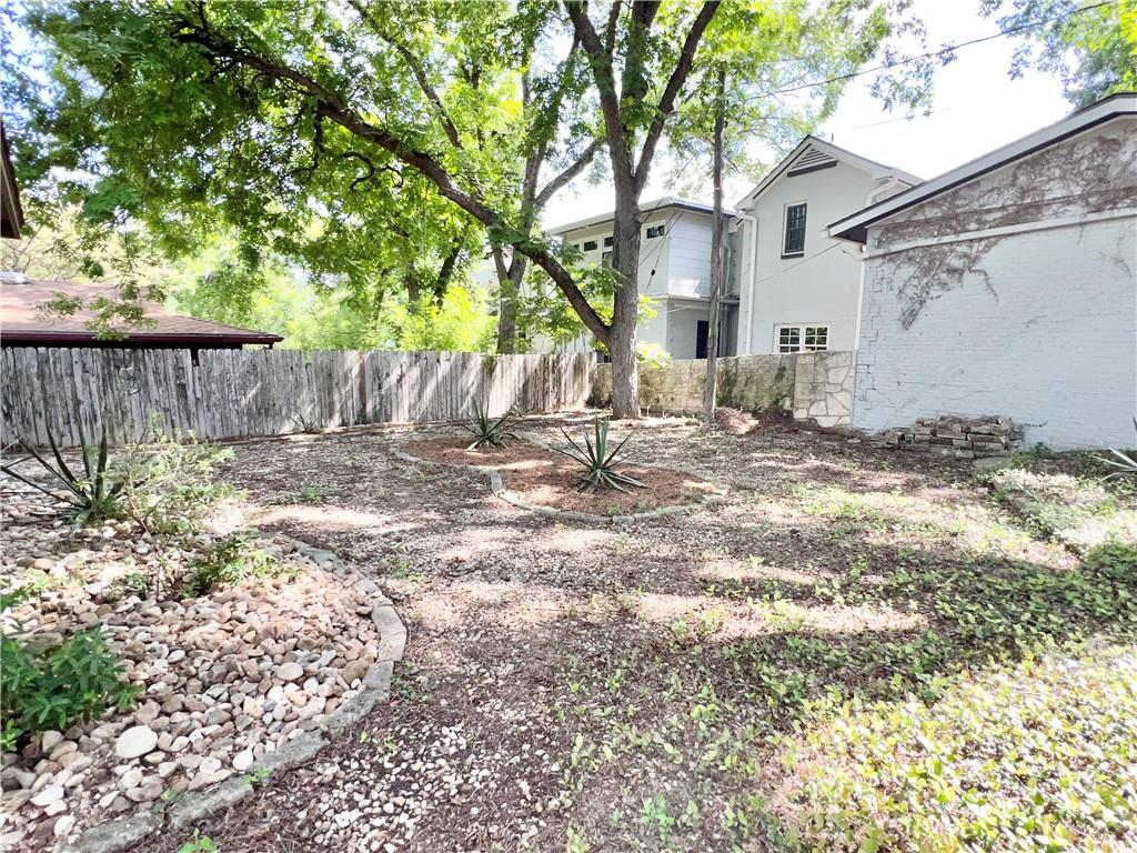 717 Landon Ln Property Photo 20