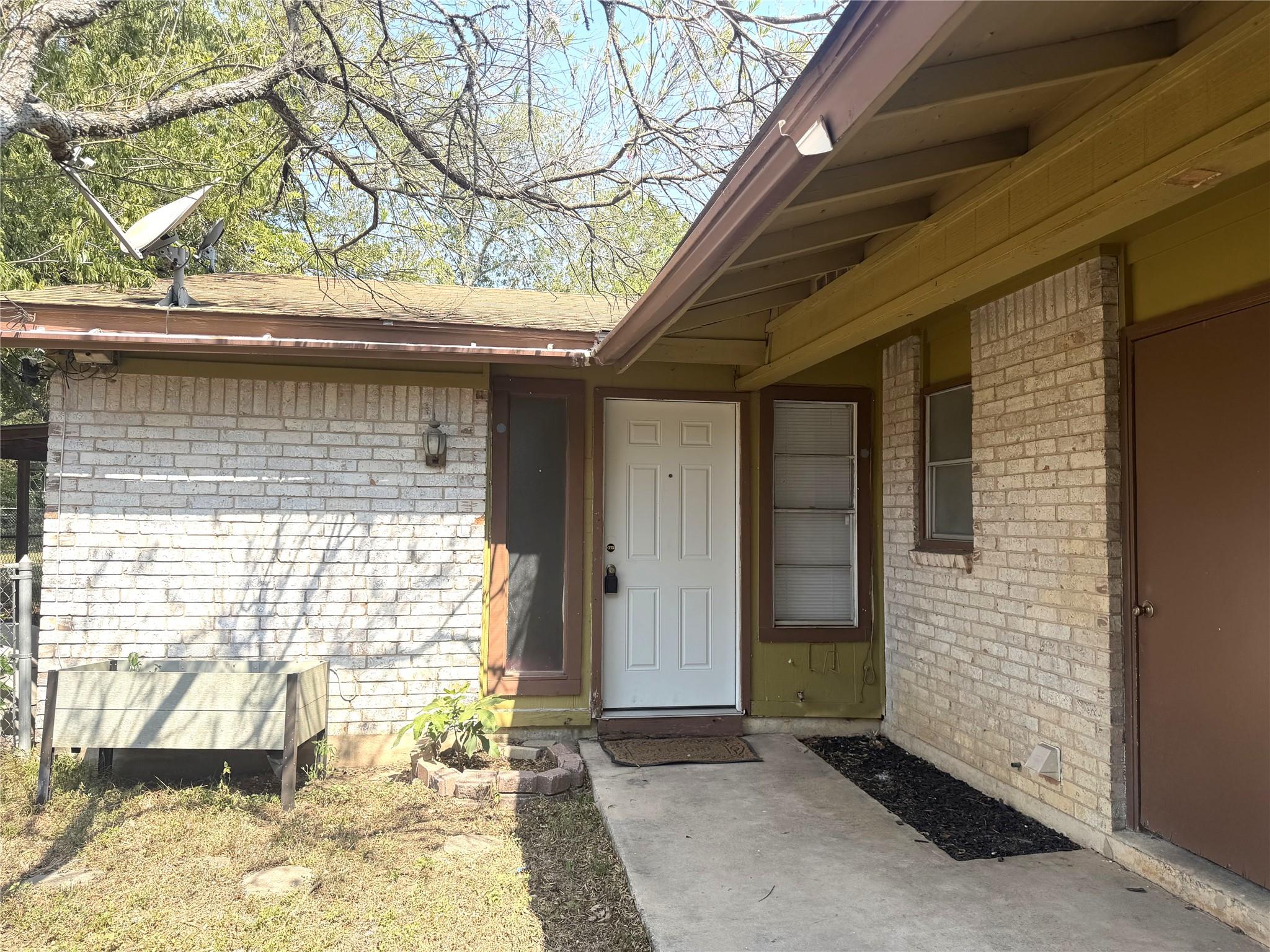 421 Live Oak St Property Photo 1