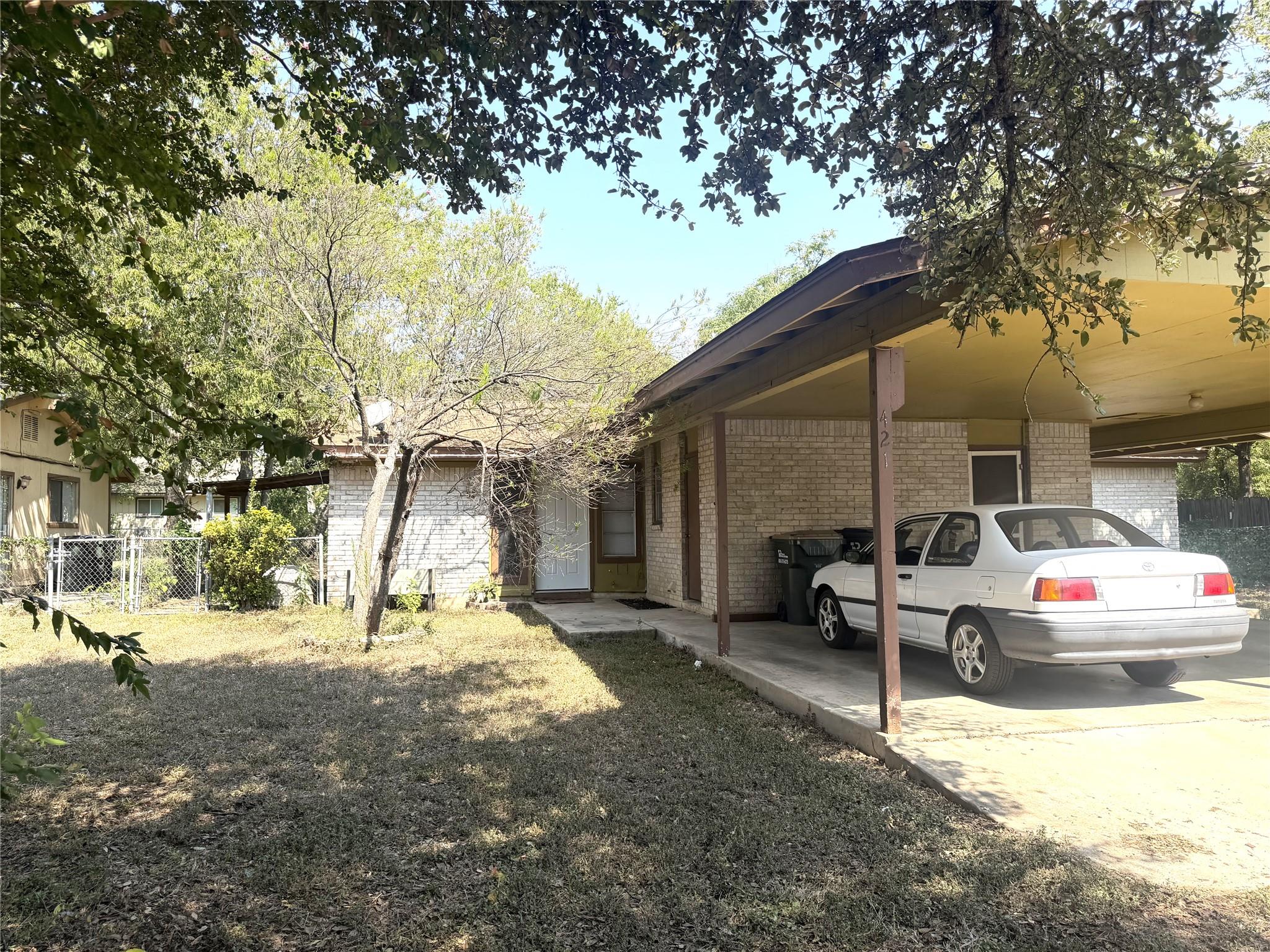 421 Live Oak St Property Photo 2