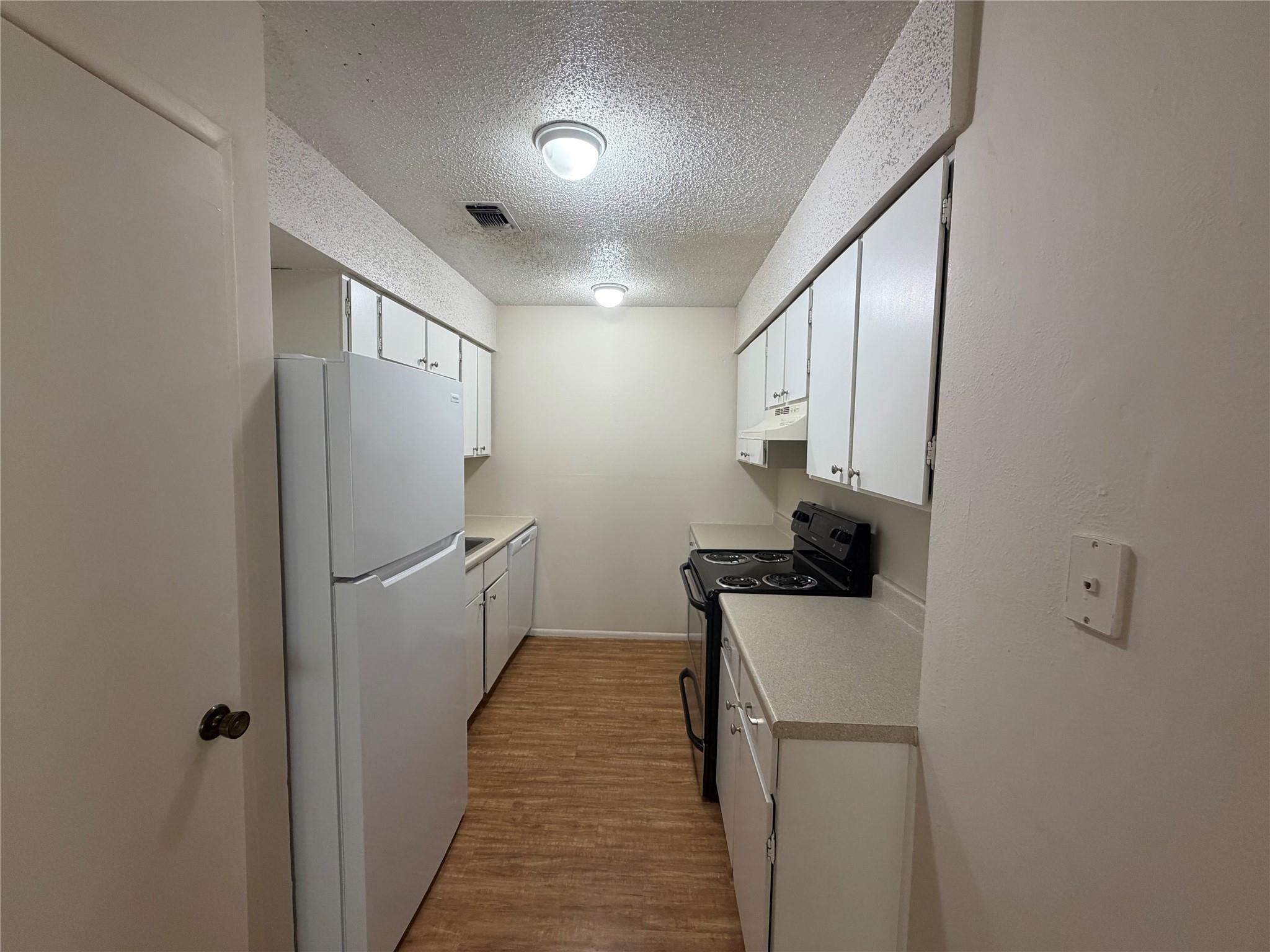 421 Live Oak St Property Photo 5